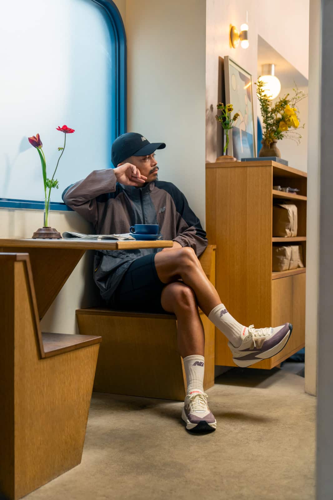 S’il ne devait en rester qu’une, ce serait sans doute celle-là. La New Balance FuelCell Rebel v5 s’impose comme un véritable couteau suisse dans le monde exigeant des chaussures de running. Avec cette cinquième itération de son modèle d’entraînement, New Balance propose une chaussure rapide, polyvalente et surtout fun. Sans plaque carbone mais avec plus de mousse sous le pied, la Rebel v5 réussit l’équilibre parfait entre dynamisme, confort et accessibilité pour courir au quotidien. De quoi séduire un très large éventail de coureurs, du débutant au runner expérimenté.
