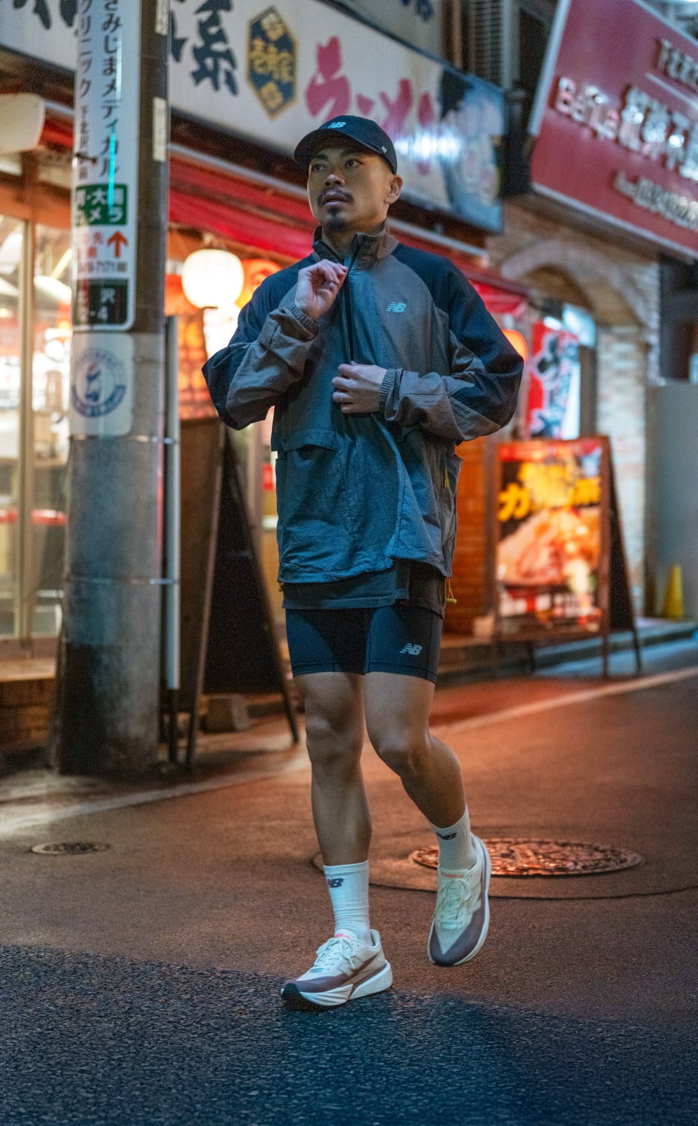 S’il ne devait en rester qu’une, ce serait sans doute celle-là. La New Balance FuelCell Rebel v5 s’impose comme un véritable couteau suisse dans le monde exigeant des chaussures de running. Avec cette cinquième itération de son modèle d’entraînement, New Balance propose une chaussure rapide, polyvalente et surtout fun. Sans plaque carbone mais avec plus de mousse sous le pied, la Rebel v5 réussit l’équilibre parfait entre dynamisme, confort et accessibilité pour courir au quotidien. De quoi séduire un très large éventail de coureurs, du débutant au runner expérimenté.
