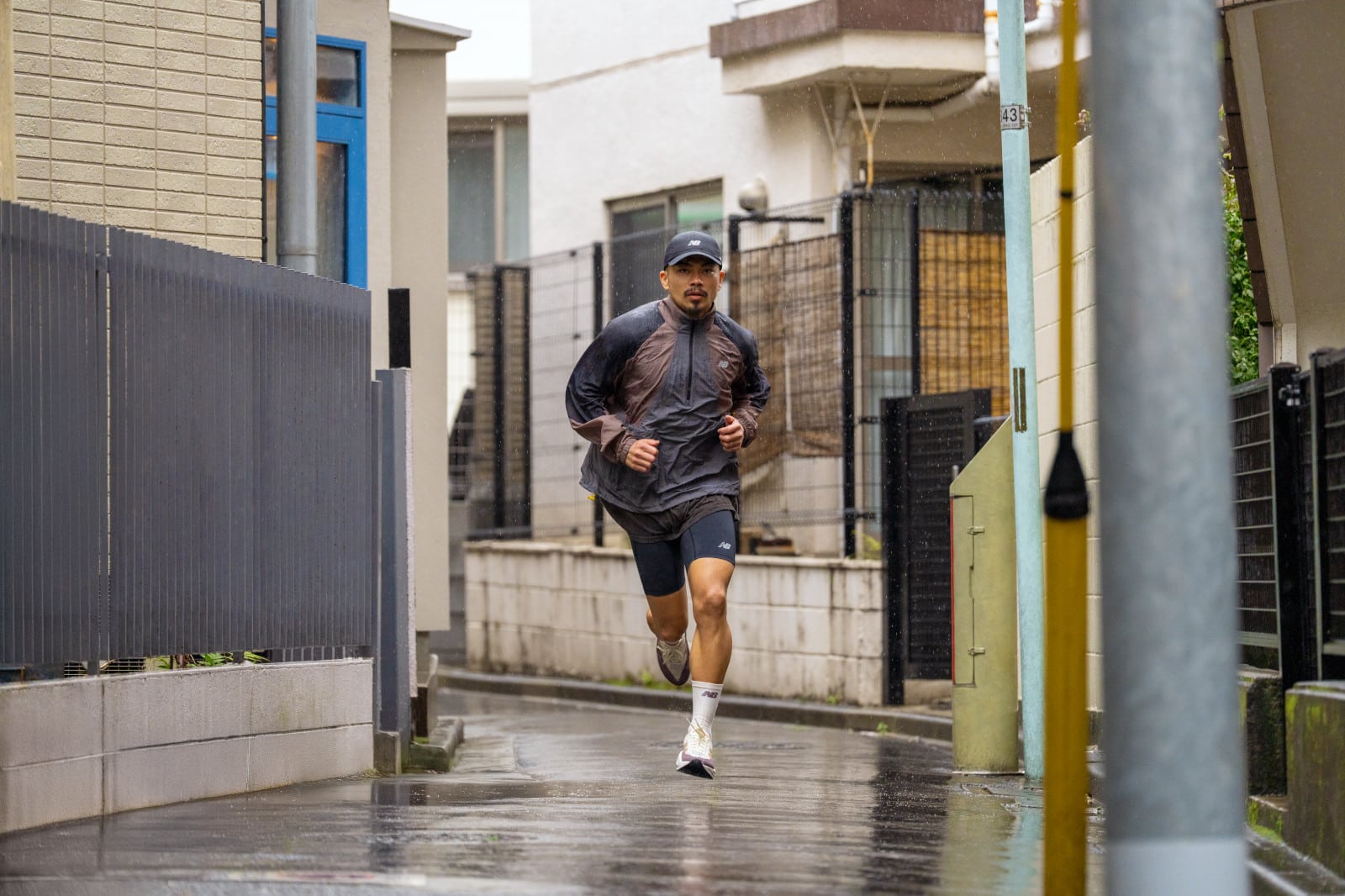 S’il ne devait en rester qu’une, ce serait sans doute celle-là. La New Balance FuelCell Rebel v5 s’impose comme un véritable couteau suisse dans le monde exigeant des chaussures de running. Avec cette cinquième itération de son modèle d’entraînement, New Balance propose une chaussure rapide, polyvalente et surtout fun. Sans plaque carbone mais avec plus de mousse sous le pied, la Rebel v5 réussit l’équilibre parfait entre dynamisme, confort et accessibilité pour courir au quotidien. De quoi séduire un très large éventail de coureurs, du débutant au runner expérimenté.