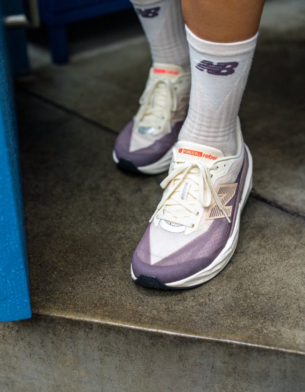 S’il ne devait en rester qu’une, ce serait sans doute celle-là. La New Balance FuelCell Rebel v5 s’impose comme un véritable couteau suisse dans le monde exigeant des chaussures de running. Avec cette cinquième itération de son modèle d’entraînement, New Balance propose une chaussure rapide, polyvalente et surtout fun. Sans plaque carbone mais avec plus de mousse sous le pied, la Rebel v5 réussit l’équilibre parfait entre dynamisme, confort et accessibilité pour courir au quotidien. De quoi séduire un très large éventail de coureurs, du débutant au runner expérimenté.