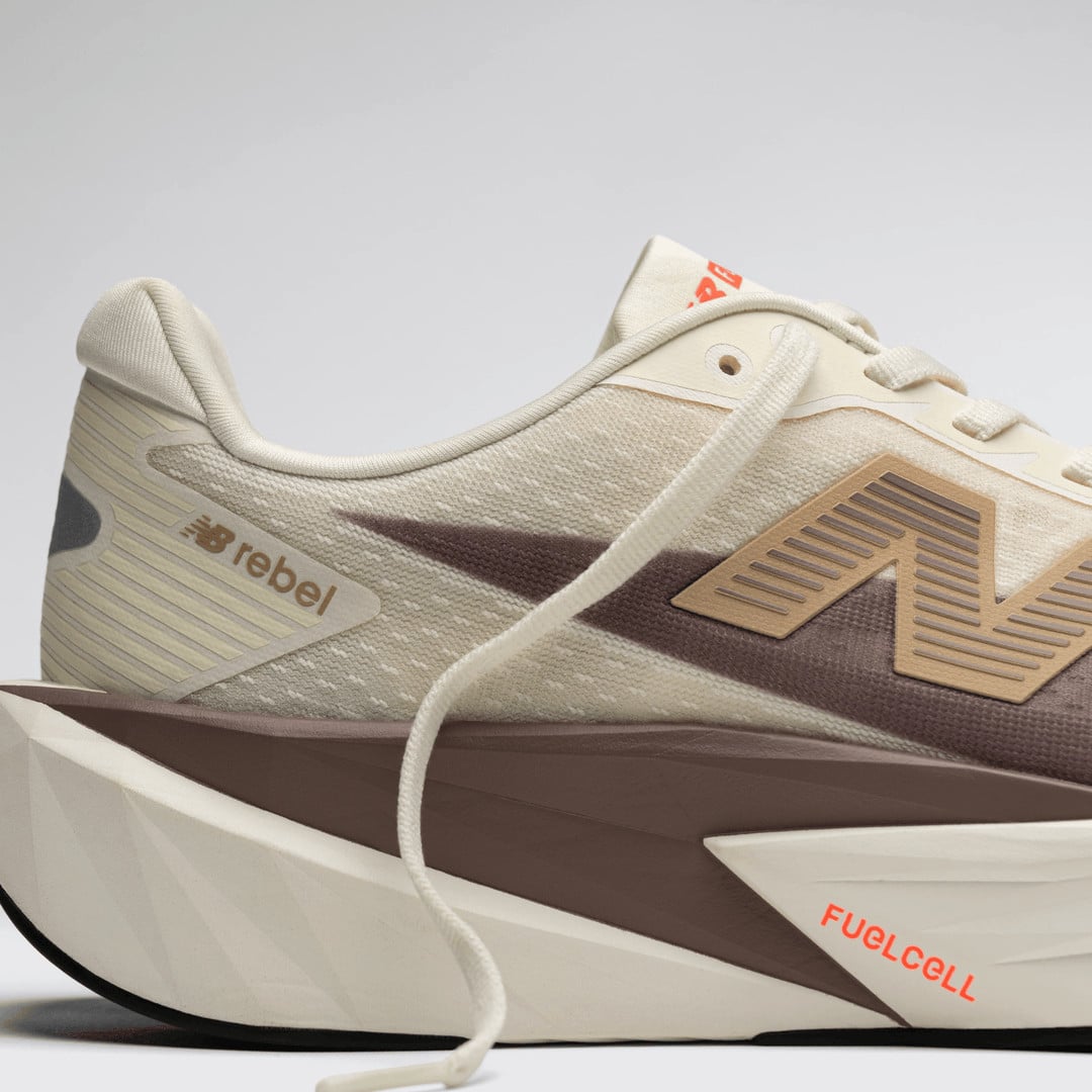 S’il ne devait en rester qu’une, ce serait sans doute celle-là. La New Balance FuelCell Rebel v5 s’impose comme un véritable couteau suisse dans le monde exigeant des chaussures de running. Avec cette cinquième itération de son modèle d’entraînement, New Balance propose une chaussure rapide, polyvalente et surtout fun. Sans plaque carbone mais avec plus de mousse sous le pied, la Rebel v5 réussit l’équilibre parfait entre dynamisme, confort et accessibilité pour courir au quotidien. De quoi séduire un très large éventail de coureurs, du débutant au runner expérimenté.