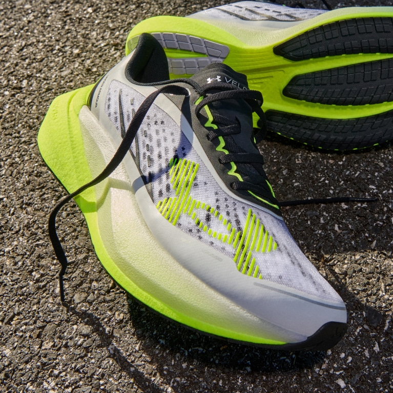 Under Armour complète sa gamme performance avec les nouvelles Velociti Distance et Pace. Deux modèles pensés pour structurer l’entraînement, du kilométrage quotidien aux séances dynamiques, aux côtés de la Velociti Elite 3 portée par Sharon Lokedi.