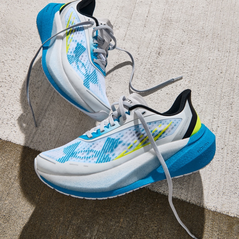 Under Armour complète sa gamme performance avec les nouvelles Velociti Distance et Pace. Deux modèles pensés pour structurer l’entraînement, du kilométrage quotidien aux séances dynamiques, aux côtés de la Velociti Elite 3 portée par Sharon Lokedi.