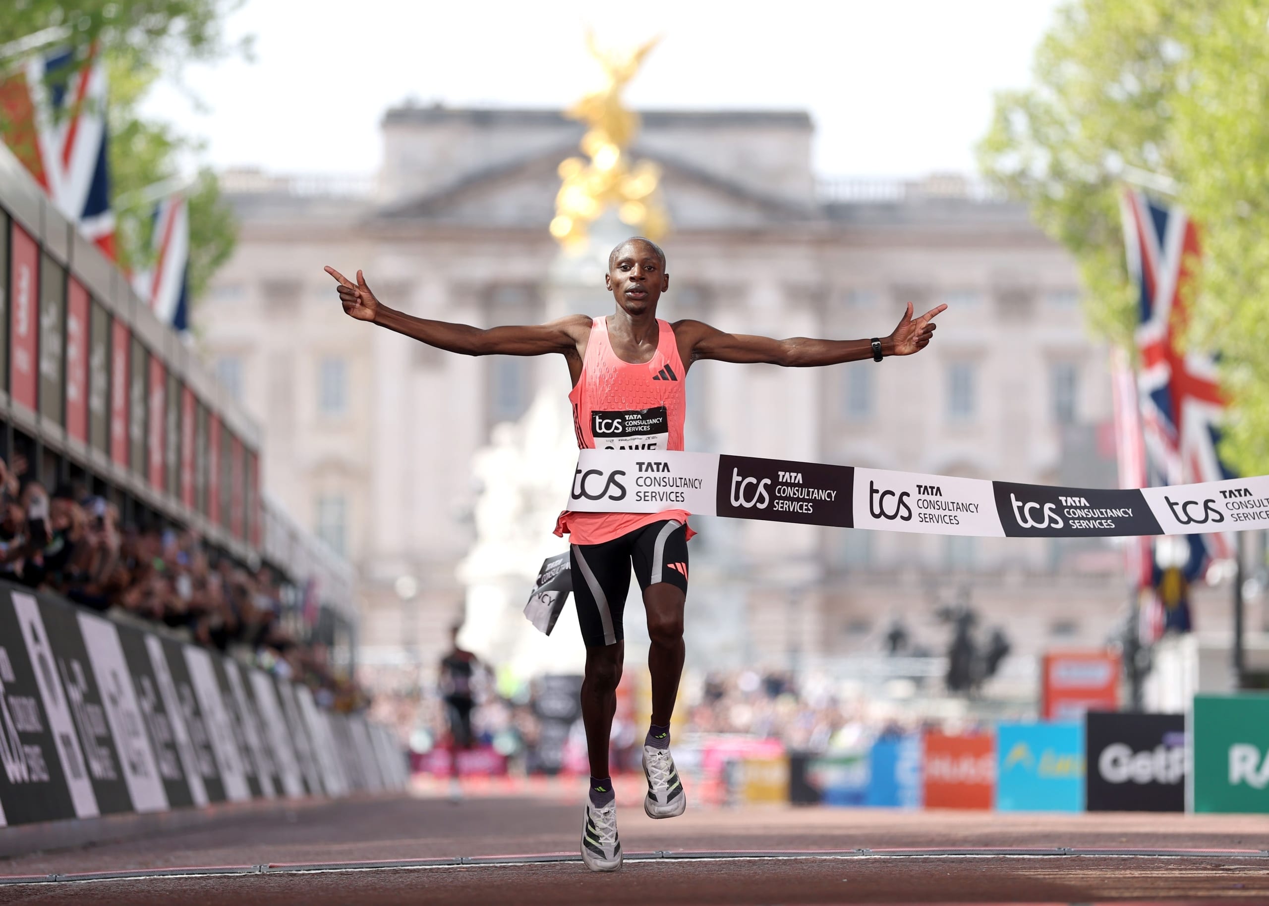 Découvrez l'adidas Adizero Pro Evo 3 : la supershoe de 97 g qui a accompagné Sabastian Sawe sous les deux heures au Marathon de Londres.