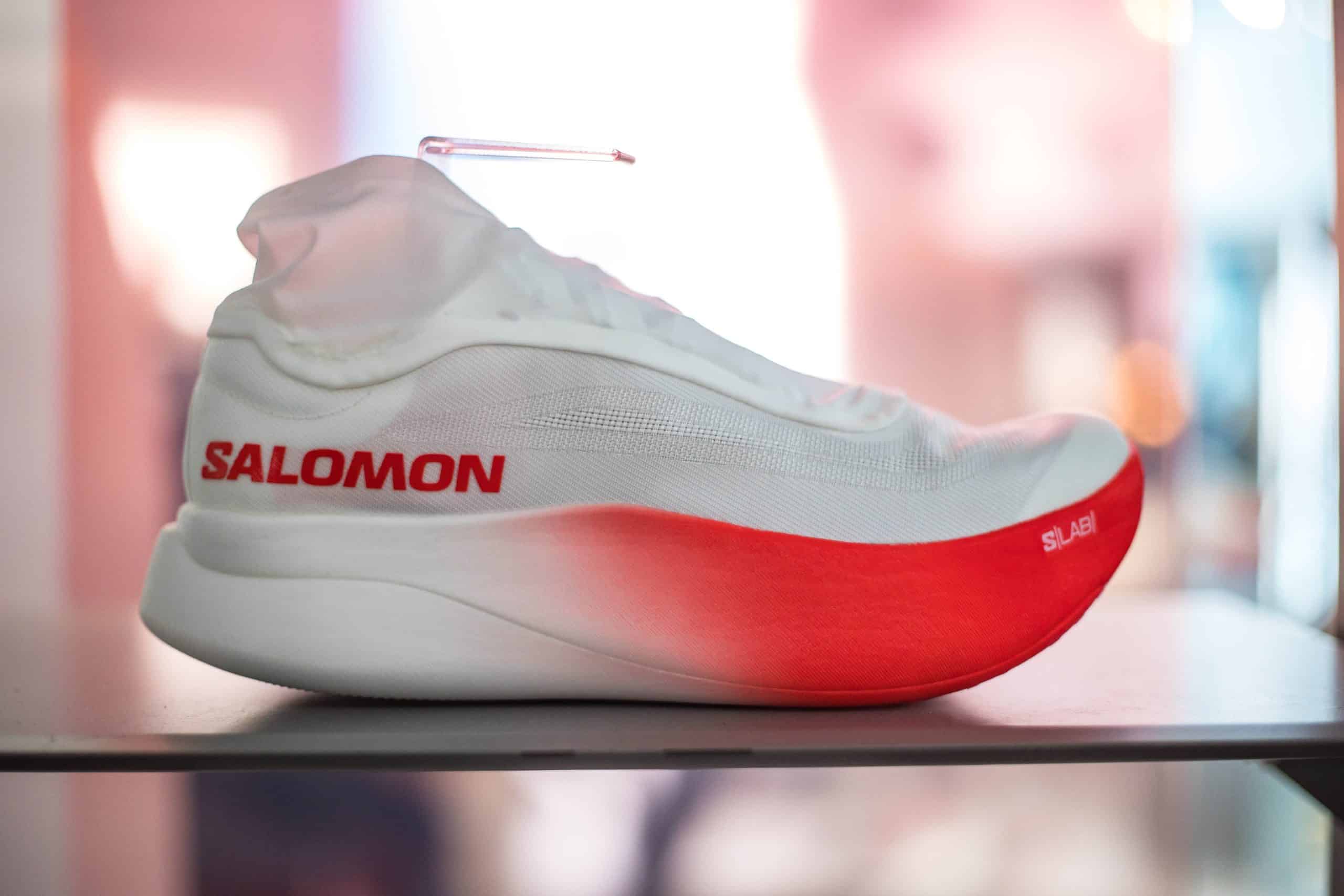 La marque française Salomon a présenté à Paris le 15 janvier sa dernière innovation à plaque carbone, la S/LAB PHANTASM 3.