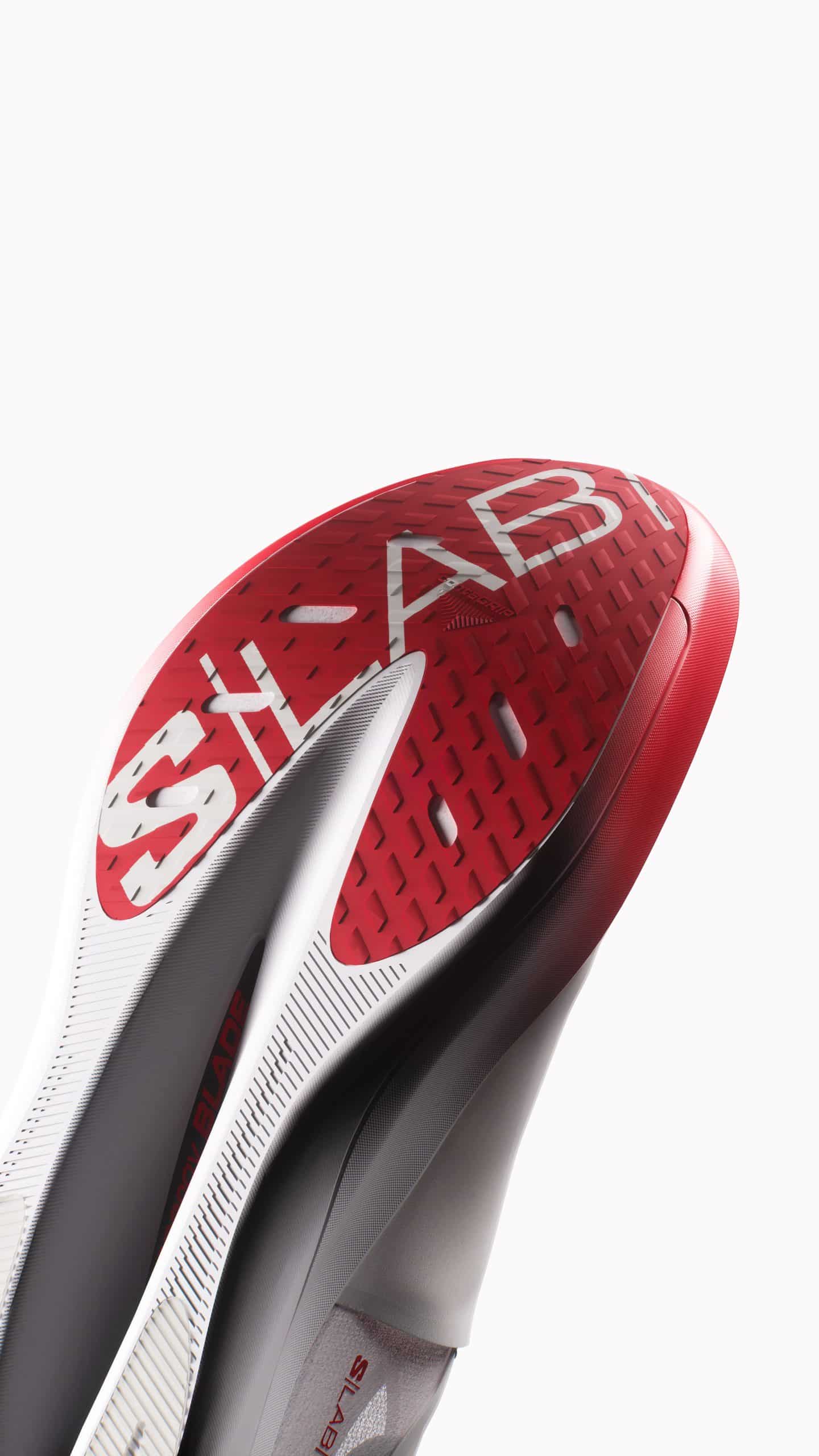 Salomon dévoile la S/LAB Phantasm 3, une chaussure de compétition à plaque carbone pensée pour la route. Design aérodynamique testé en soufflerie, mousse optiFOAM+ à base de PEBA et plaque carbone energyBLADE pour maximiser vitesse et efficacité du 5 km au marathon.