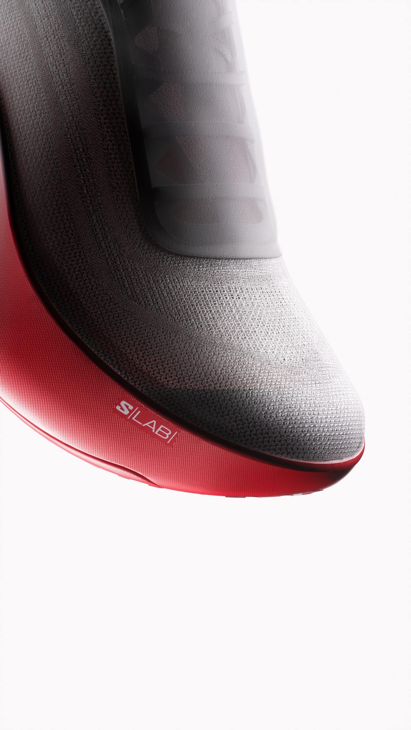 Salomon dévoile la S/LAB Phantasm 3, une chaussure de compétition à plaque carbone pensée pour la route. Design aérodynamique testé en soufflerie, mousse optiFOAM+ à base de PEBA et plaque carbone energyBLADE pour maximiser vitesse et efficacité du 5 km au marathon.