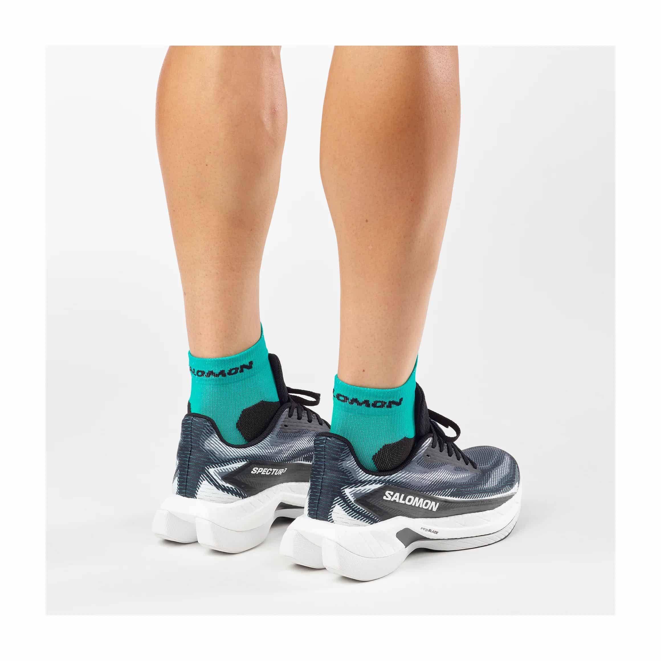 Salomon lance la Spectur 3, une chaussure de running performance pensée pour les coureurs du quotidien. Plaque en fibre de verre, plateforme stable et confort renforcé : une alternative plus accessible aux modèles carbone traditionnels.