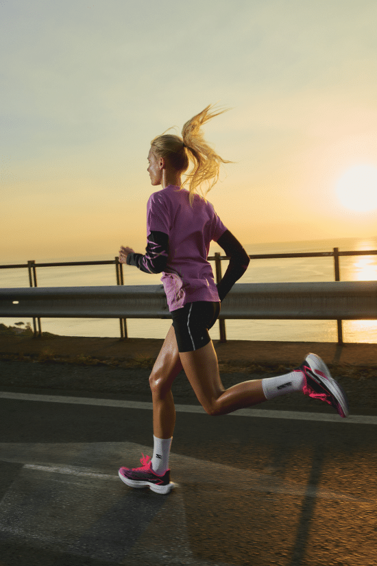 Salomon lance la Spectur 3, une chaussure de running performance pensée pour les coureurs du quotidien. Plaque en fibre de verre, plateforme stable et confort renforcé : une alternative plus accessible aux modèles carbone traditionnels.