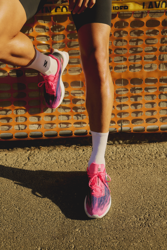 Salomon lance la Spectur 3, une chaussure de running performance pensée pour les coureurs du quotidien. Plaque en fibre de verre, plateforme stable et confort renforcé : une alternative plus accessible aux modèles carbone traditionnels.