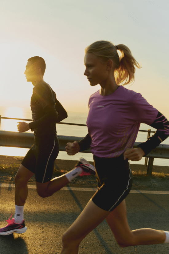 Salomon lance la Spectur 3, une chaussure de running performance pensée pour les coureurs du quotidien. Plaque en fibre de verre, plateforme stable et confort renforcé : une alternative plus accessible aux modèles carbone traditionnels.