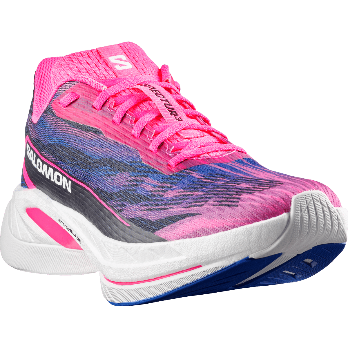 Salomon lance la Spectur 3, une chaussure de running performance pensée pour les coureurs du quotidien. Plaque en fibre de verre, plateforme stable et confort renforcé : une alternative plus accessible aux modèles carbone traditionnels.