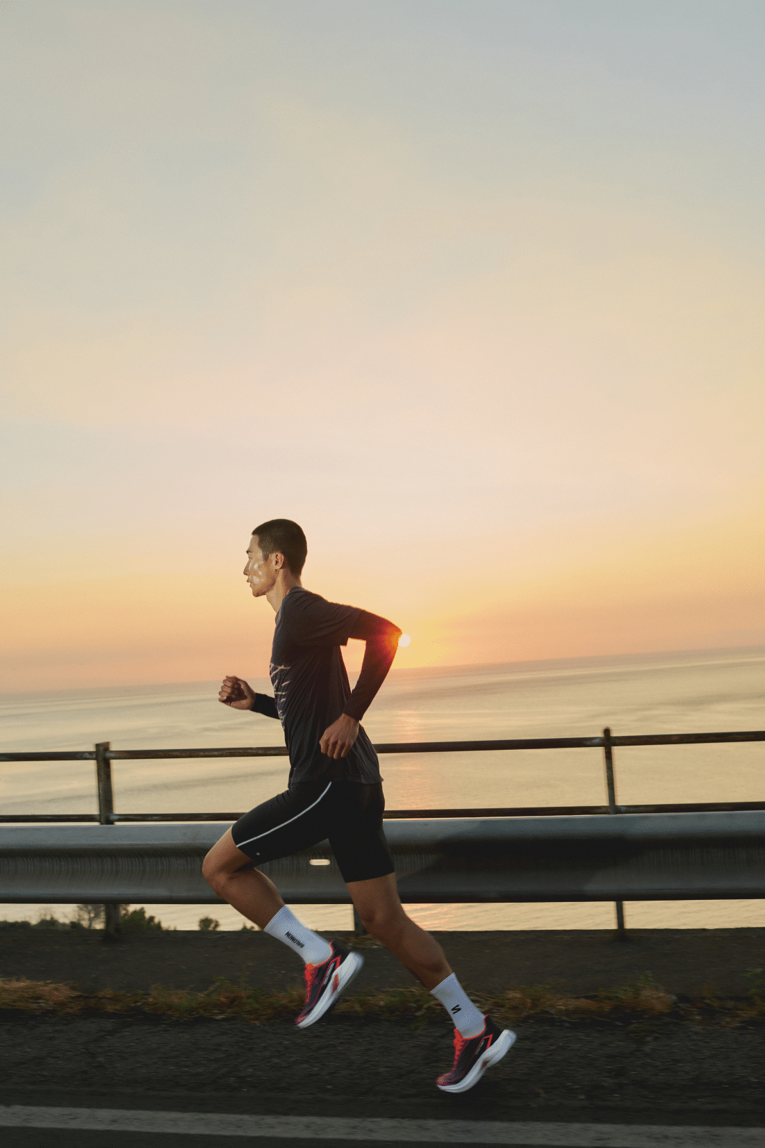 Salomon lance la Spectur 3, une chaussure de running performance pensée pour les coureurs du quotidien. Plaque en fibre de verre, plateforme stable et confort renforcé : une alternative plus accessible aux modèles carbone traditionnels.