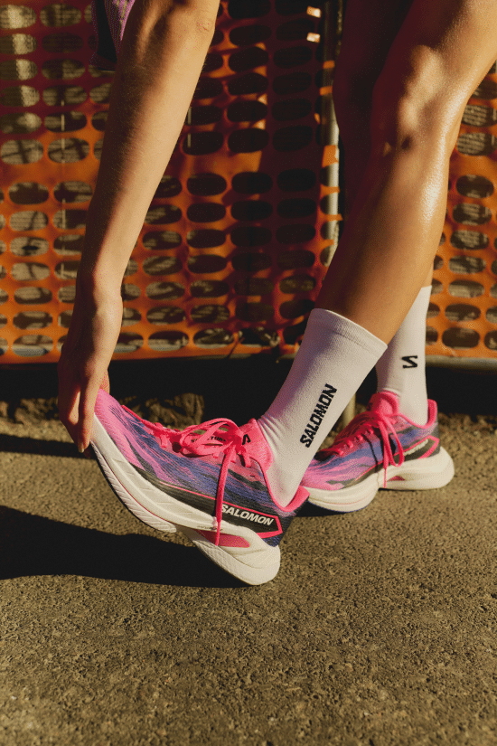 Salomon lance la Spectur 3, une chaussure de running performance pensée pour les coureurs du quotidien. Plaque en fibre de verre, plateforme stable et confort renforcé : une alternative plus accessible aux modèles carbone traditionnels.