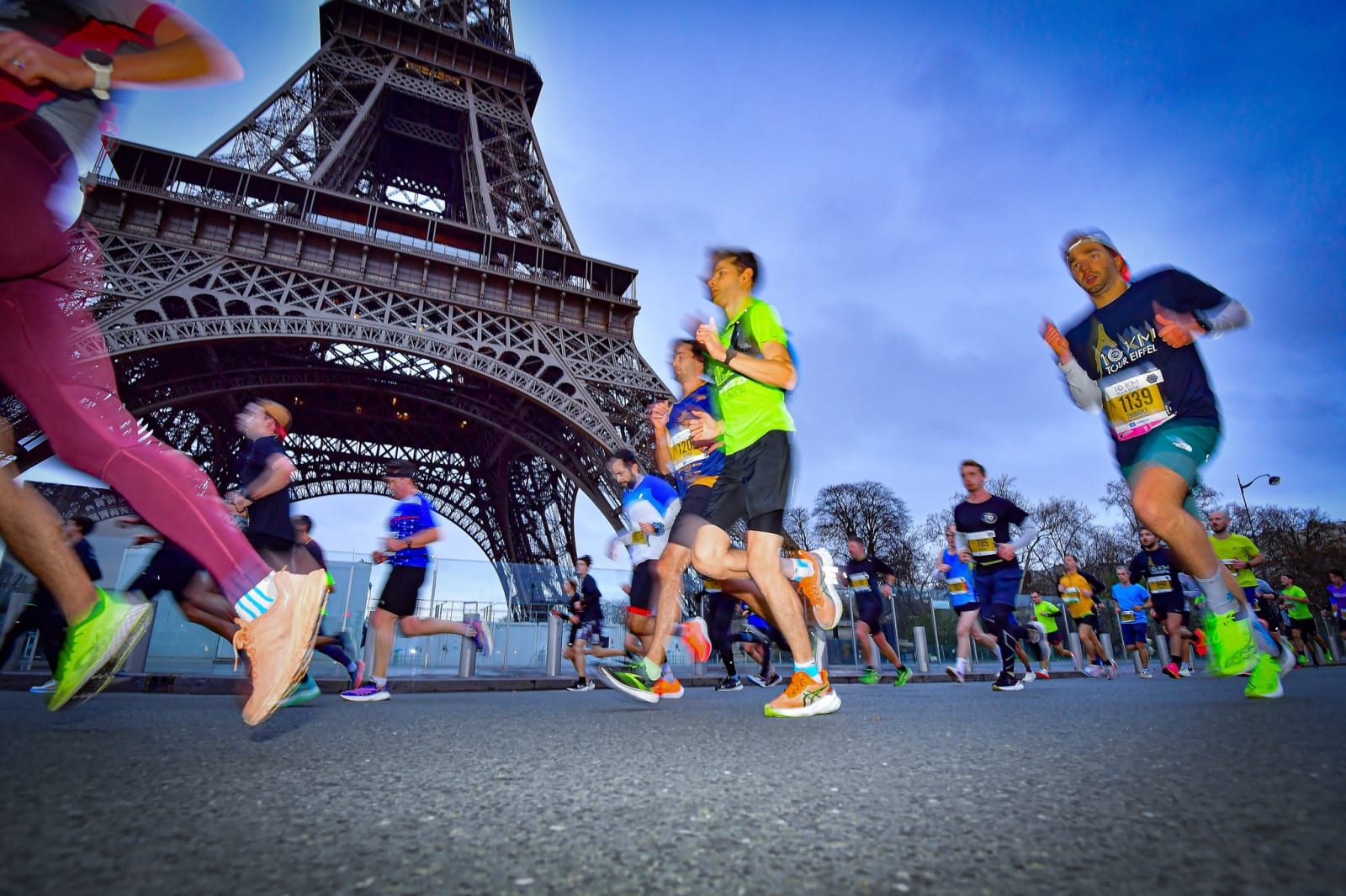 Saucony s’invite au cœur de Paris avec le 10 km de la Tour Eiffel. Un nouveau souffle pour une course mythique, entre performance et culture running.