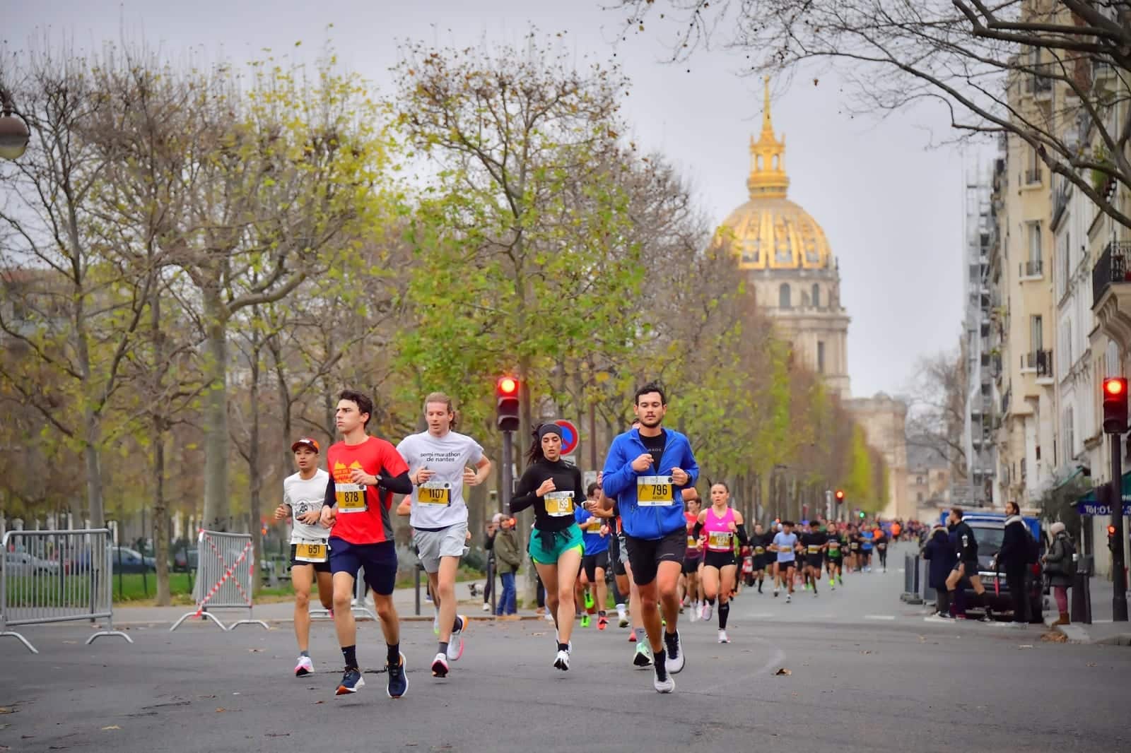 Saucony s’invite au cœur de Paris avec le 10 km de la Tour Eiffel. Un nouveau souffle pour une course mythique, entre performance et culture running.