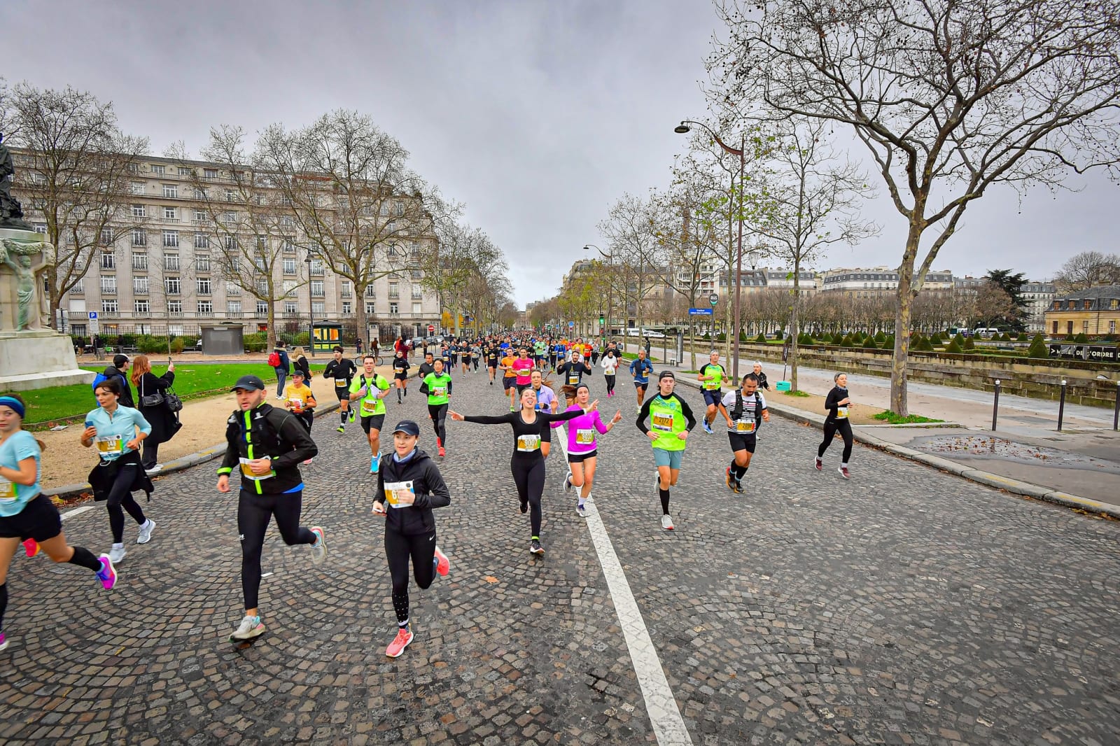 Saucony s’invite au cœur de Paris avec le 10 km de la Tour Eiffel. Un nouveau souffle pour une course mythique, entre performance et culture running.