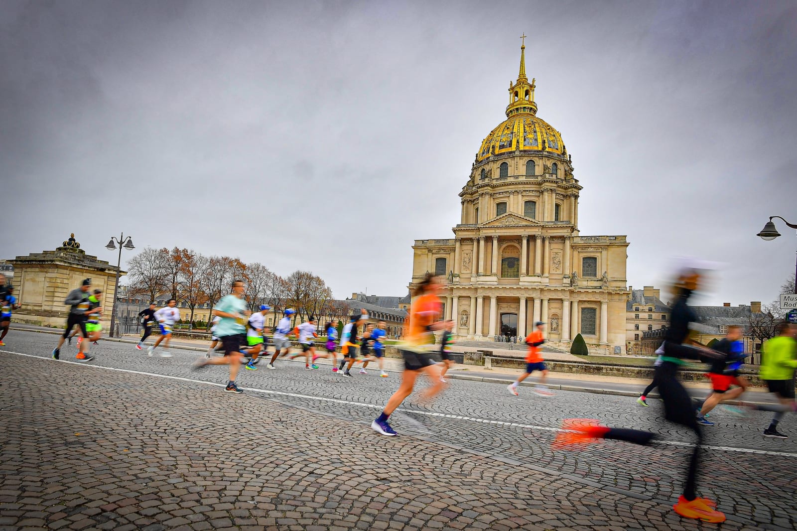 Saucony s’invite au cœur de Paris avec le 10 km de la Tour Eiffel. Un nouveau souffle pour une course mythique, entre performance et culture running.