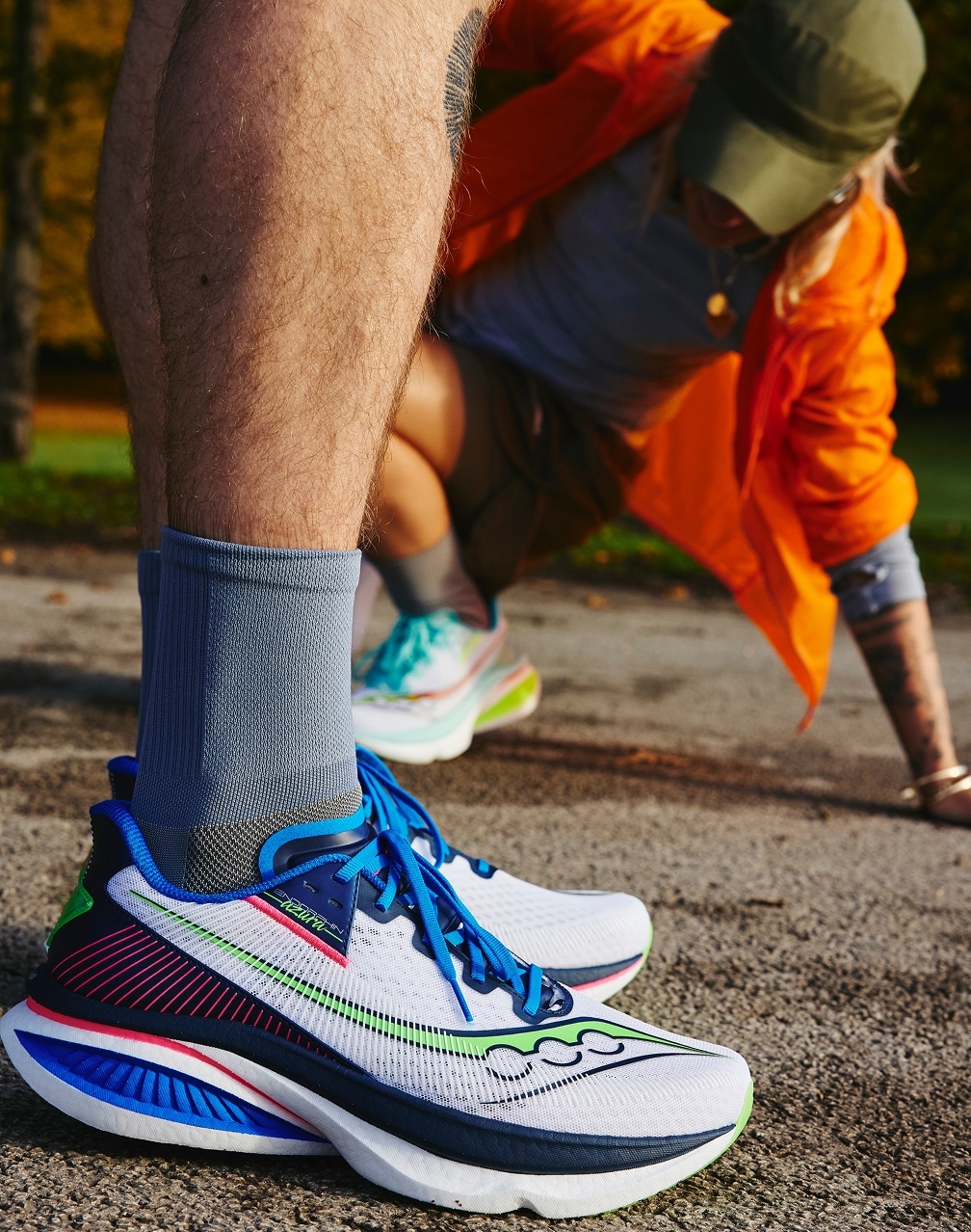 Saucony lance l’Endorphin Azura, une chaussure d'entraînement rapide et polyvalente inspirée de la gamme Endorphin. Mousse PWRRUN PB, rocker Speedroll et légèreté remarquable : une chaussure sans plaque pensée pour courir vite au quotidien, avec un excellent rapport performance/prix.