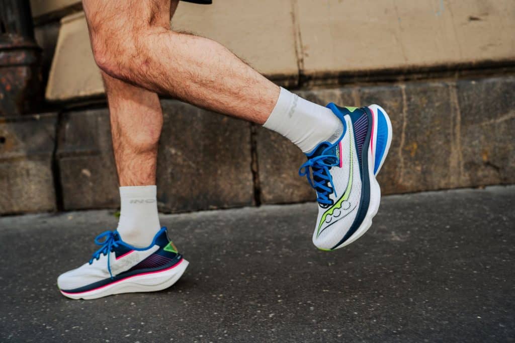 Saucony lance l’Endorphin Azura, une chaussure d'entraînement rapide et polyvalente inspirée de la gamme Endorphin. Mousse PWRRUN PB, rocker Speedroll et légèreté remarquable : une chaussure sans plaque pensée pour courir vite au quotidien, avec un excellent rapport performance/prix.