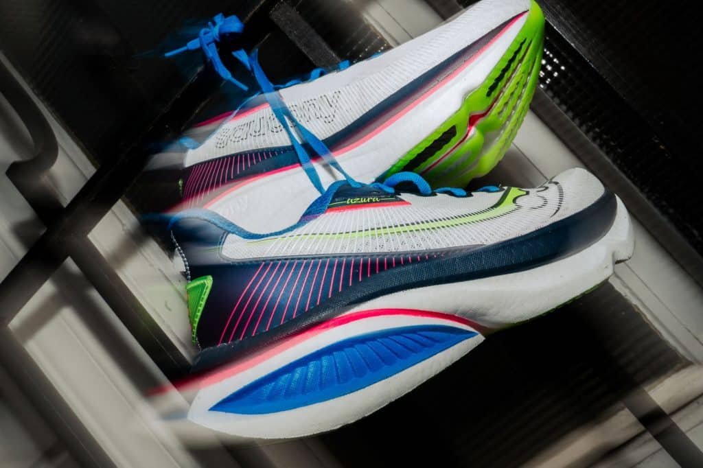 Saucony lance l’Endorphin Azura, une chaussure d'entraînement rapide et polyvalente inspirée de la gamme Endorphin. Mousse PWRRUN PB, rocker Speedroll et légèreté remarquable : une chaussure sans plaque pensée pour courir vite au quotidien, avec un excellent rapport performance/prix.