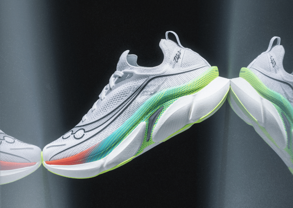 L'Endorphin Elite 3 est la nouvelle chaussure de compétition haut de gamme de Saucony. Tout ce qu'il faut savoir sur cette nouvelle pépite.