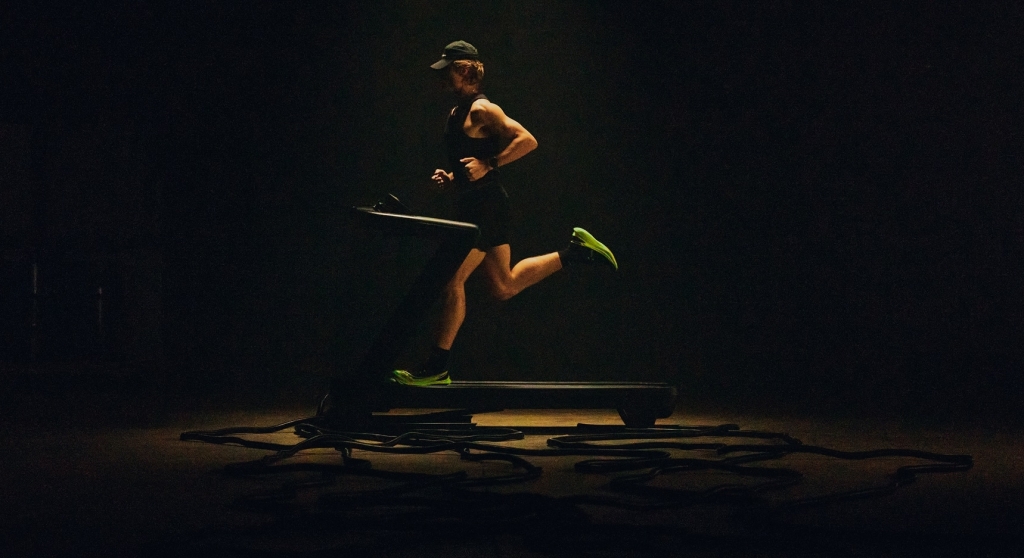 La Saucony Endorphin Pro 5 arrive : une super chaussure carbone plus agressive et dynamique pour battre vos records du 5 km au marathon.