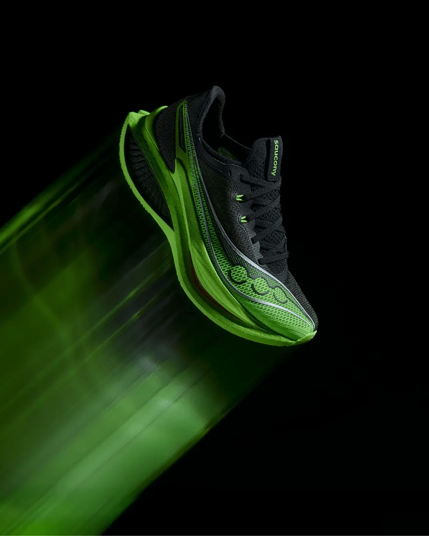 La Saucony Endorphin Pro 5 arrive : une super chaussure carbone plus agressive et dynamique pour battre vos records du 5 km au marathon.