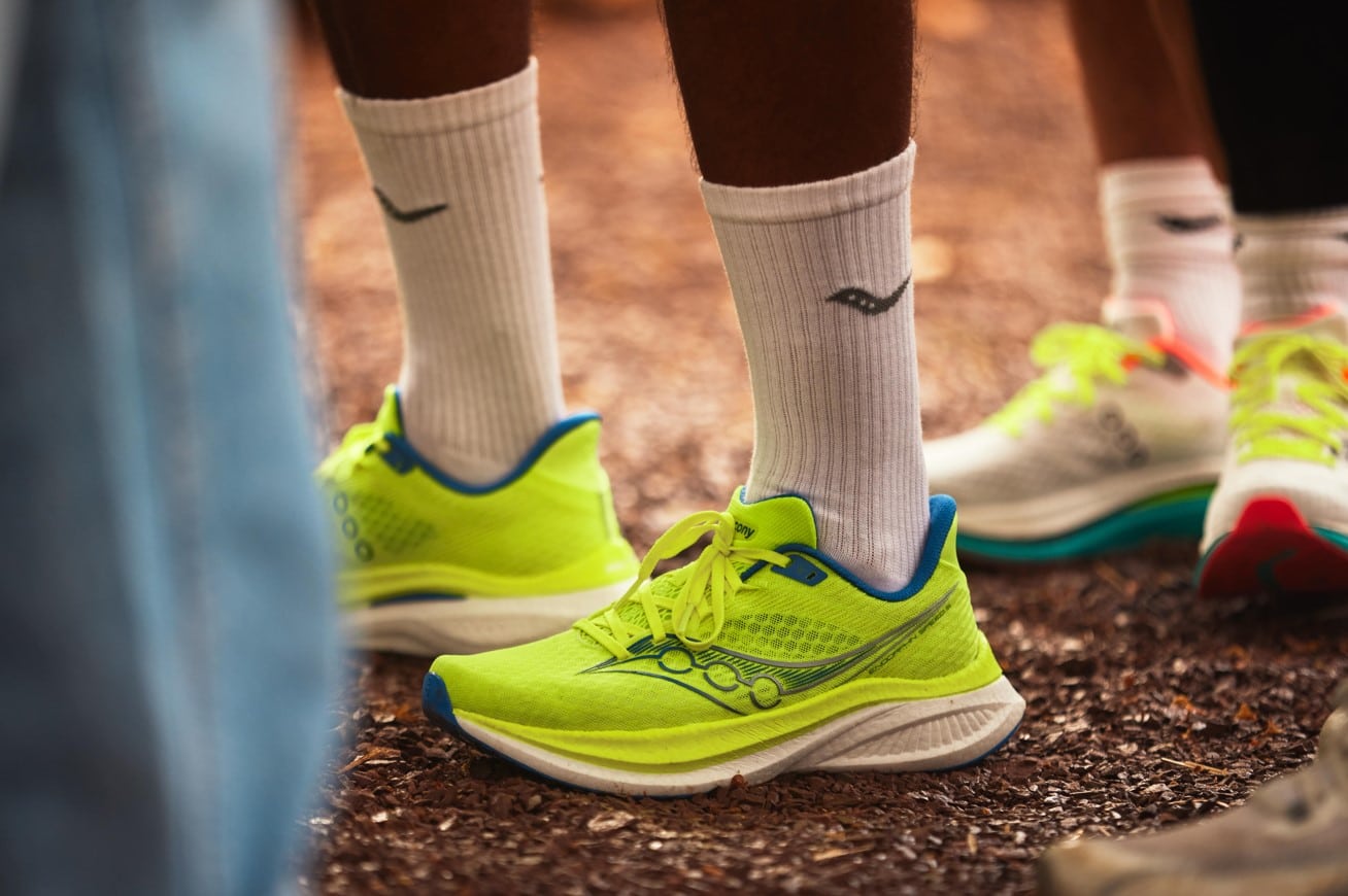 La Endorphin Speed continue de tracer son chemin parmi les chaussures de running les plus appréciées du marché. Avec cette 5e version, Saucony pousse encore plus loin la polyvalence et la performance de son modèle iconique, pensé pour tout faire : de la sortie tempo au sprint le plus explosif. C’est une chaussure qui combine technologie de pointe, confort et dynamisme, le tout dans un design toujours affûté. L’Endorphin Speed 5 incarne parfaitement la promesse de la marque : courir vite, longtemps et surtout prendre du plaisir.