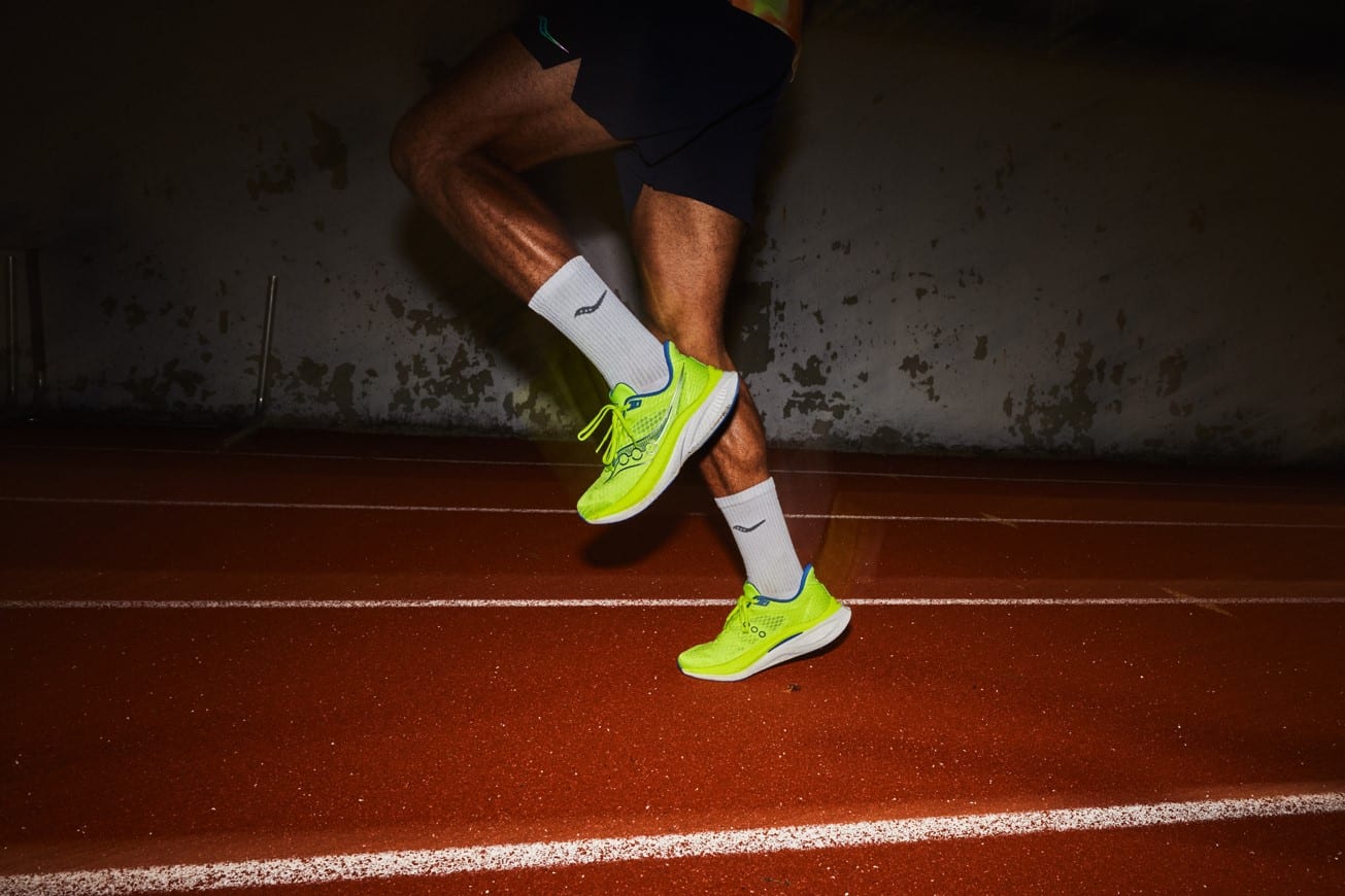 La Endorphin Speed continue de tracer son chemin parmi les chaussures de running les plus appréciées du marché. Avec cette 5e version, Saucony pousse encore plus loin la polyvalence et la performance de son modèle iconique, pensé pour tout faire : de la sortie tempo au sprint le plus explosif. C’est une chaussure qui combine technologie de pointe, confort et dynamisme, le tout dans un design toujours affûté. L’Endorphin Speed 5 incarne parfaitement la promesse de la marque : courir vite, longtemps et surtout prendre du plaisir.