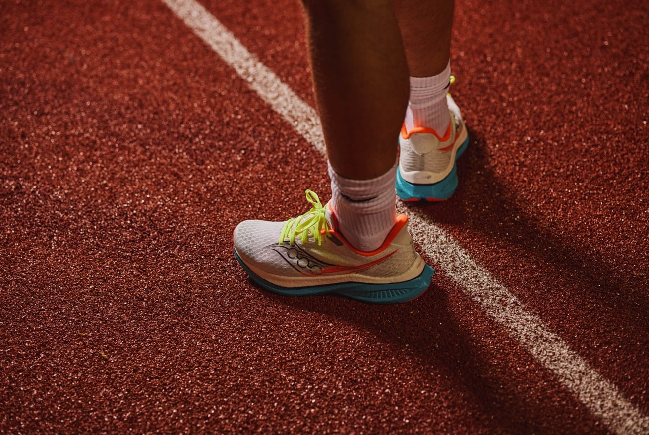 La Endorphin Speed continue de tracer son chemin parmi les chaussures de running les plus appréciées du marché. Avec cette 5e version, Saucony pousse encore plus loin la polyvalence et la performance de son modèle iconique, pensé pour tout faire : de la sortie tempo au sprint le plus explosif. C’est une chaussure qui combine technologie de pointe, confort et dynamisme, le tout dans un design toujours affûté. L’Endorphin Speed 5 incarne parfaitement la promesse de la marque : courir vite, longtemps et surtout prendre du plaisir.