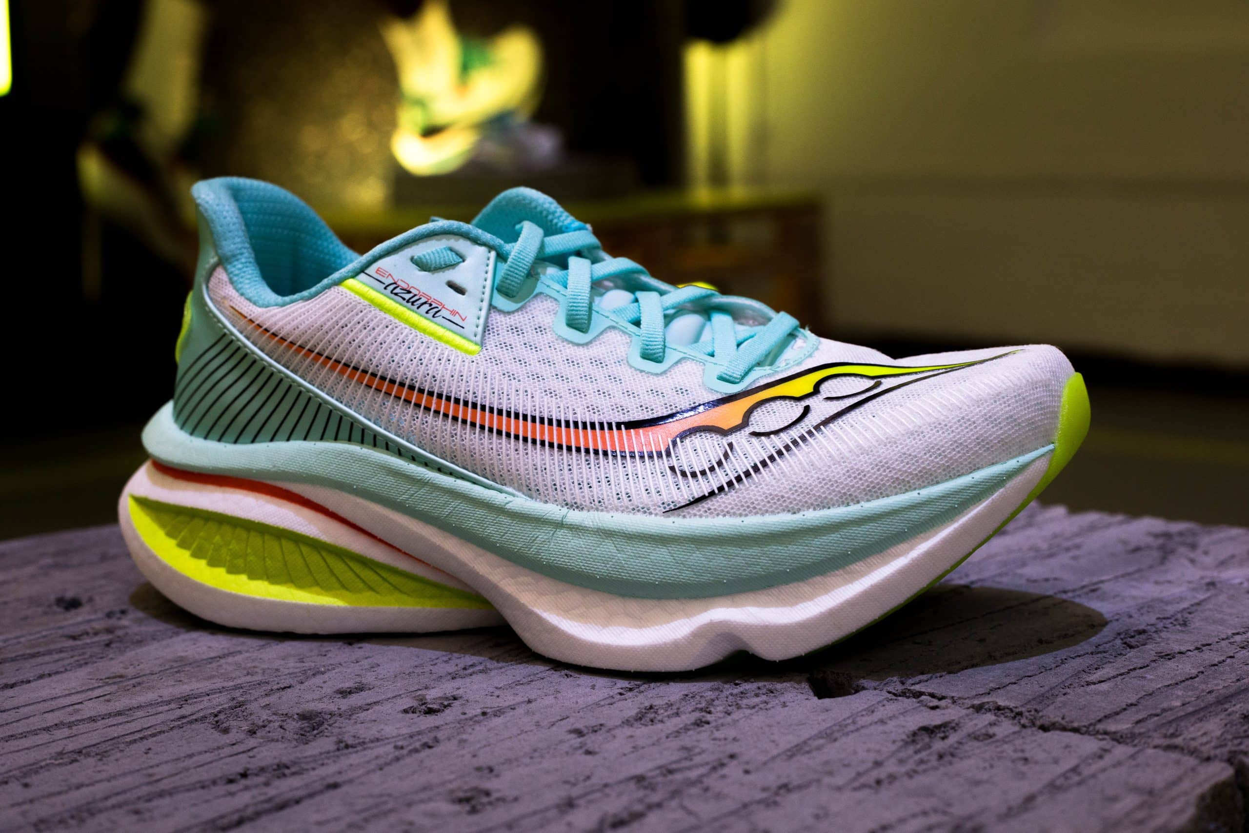 Test Saucony Endorphin Azura : une chaussure polyvalente pour tous les entraînements. Découvrez notre test complet après 200 km de running.