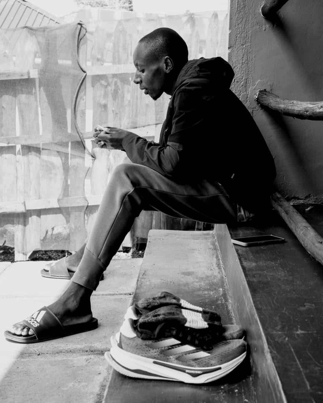 Découvrez les détails de la préparation de Sabastian Sawe pour courir le premier marathon officiel sous les 2 heures. Volume, sorties longues, côtes, camp d’entraînement au Kenya, rôle du coach Claudio Berardelli et secrets de sa préparation pour Londres 2026.