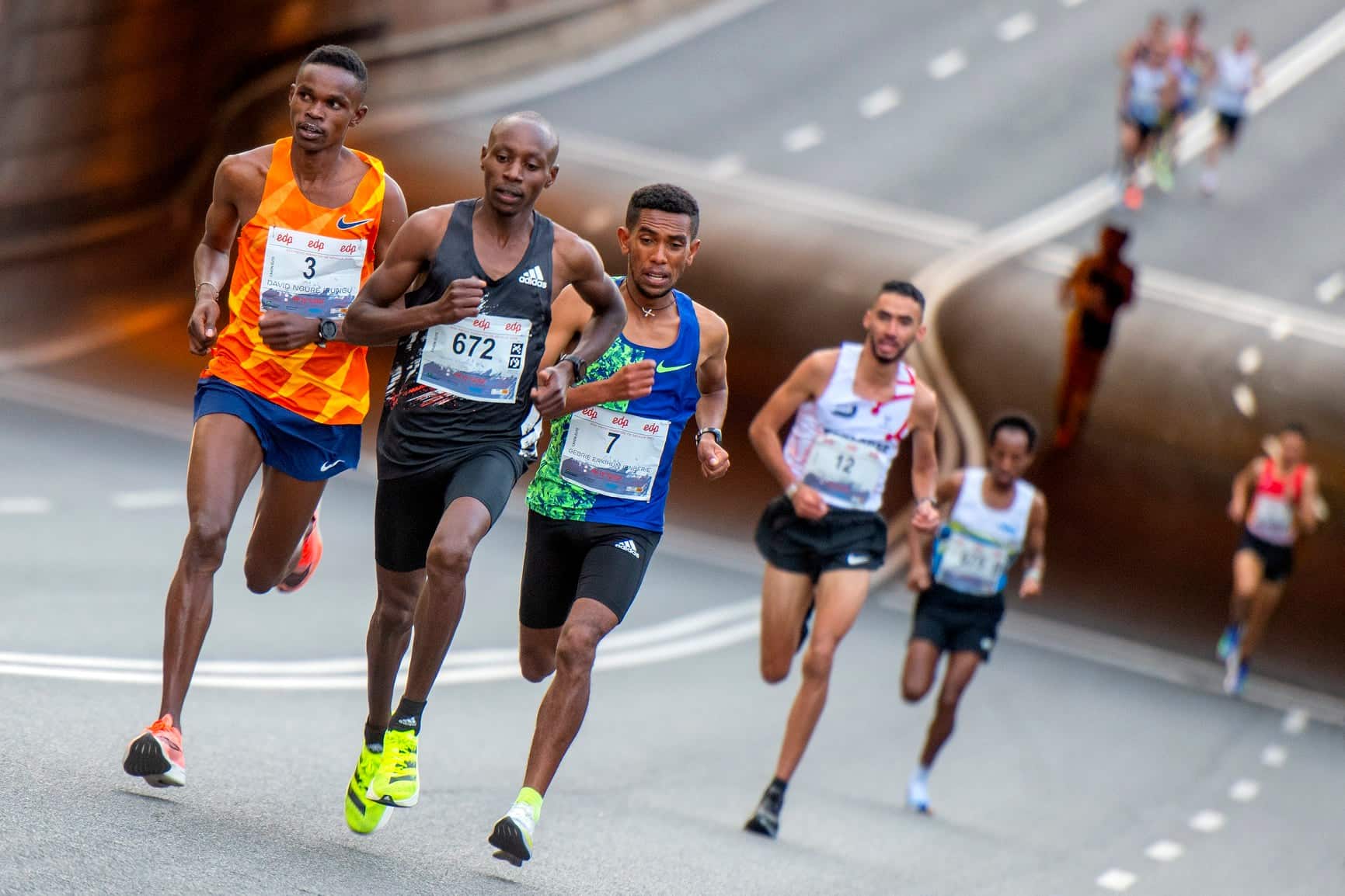 Découvrez qui est Sabastian Sawe, le premier homme à courir un marathon officiel sous les 2 heures. Enfance au Kenya, famille, foi, entraînement, personnalité et ascension fulgurante du nouveau prodige du marathon mondial.
