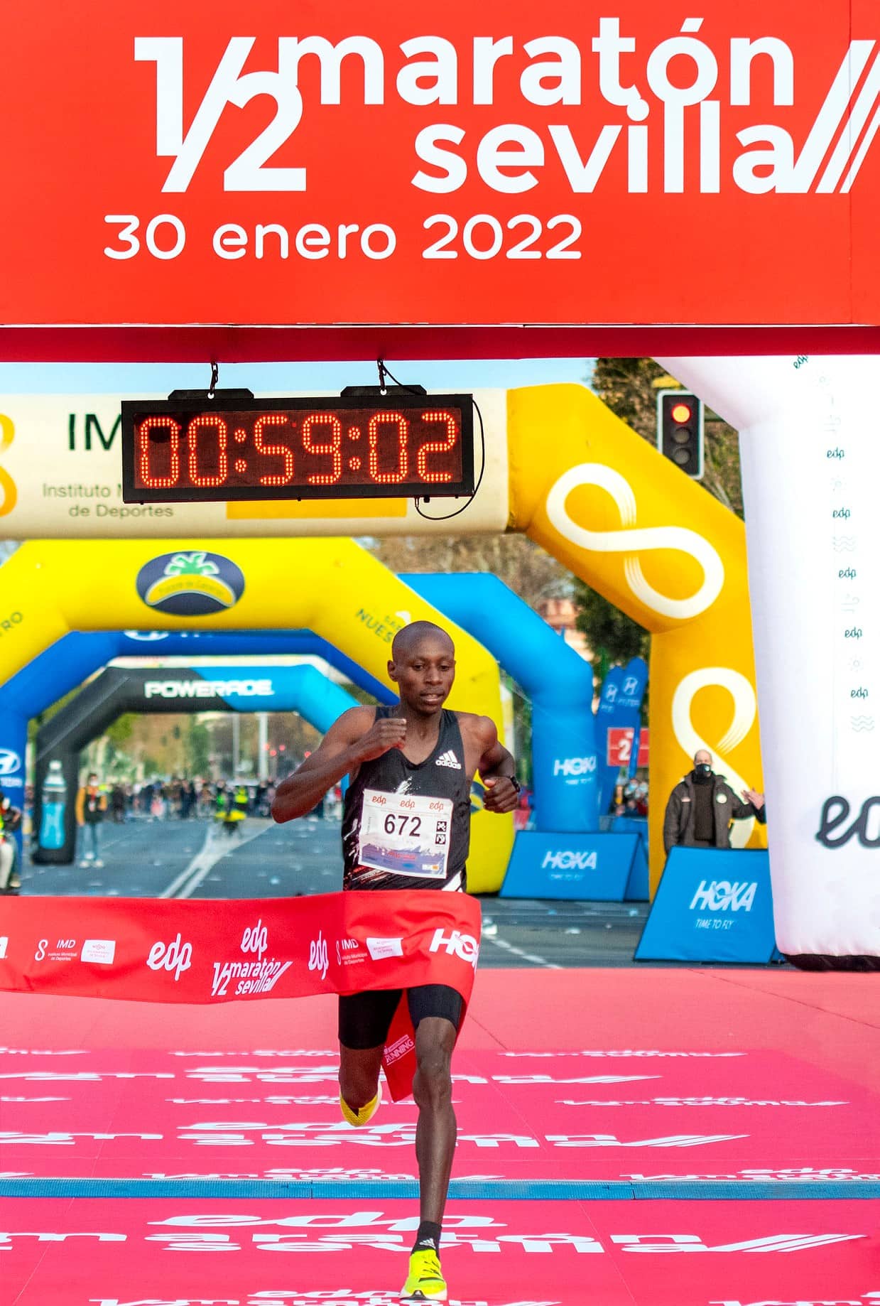 Découvrez qui est Sabastian Sawe, le premier homme à courir un marathon officiel sous les 2 heures. Enfance au Kenya, famille, foi, entraînement, personnalité et ascension fulgurante du nouveau prodige du marathon mondial.