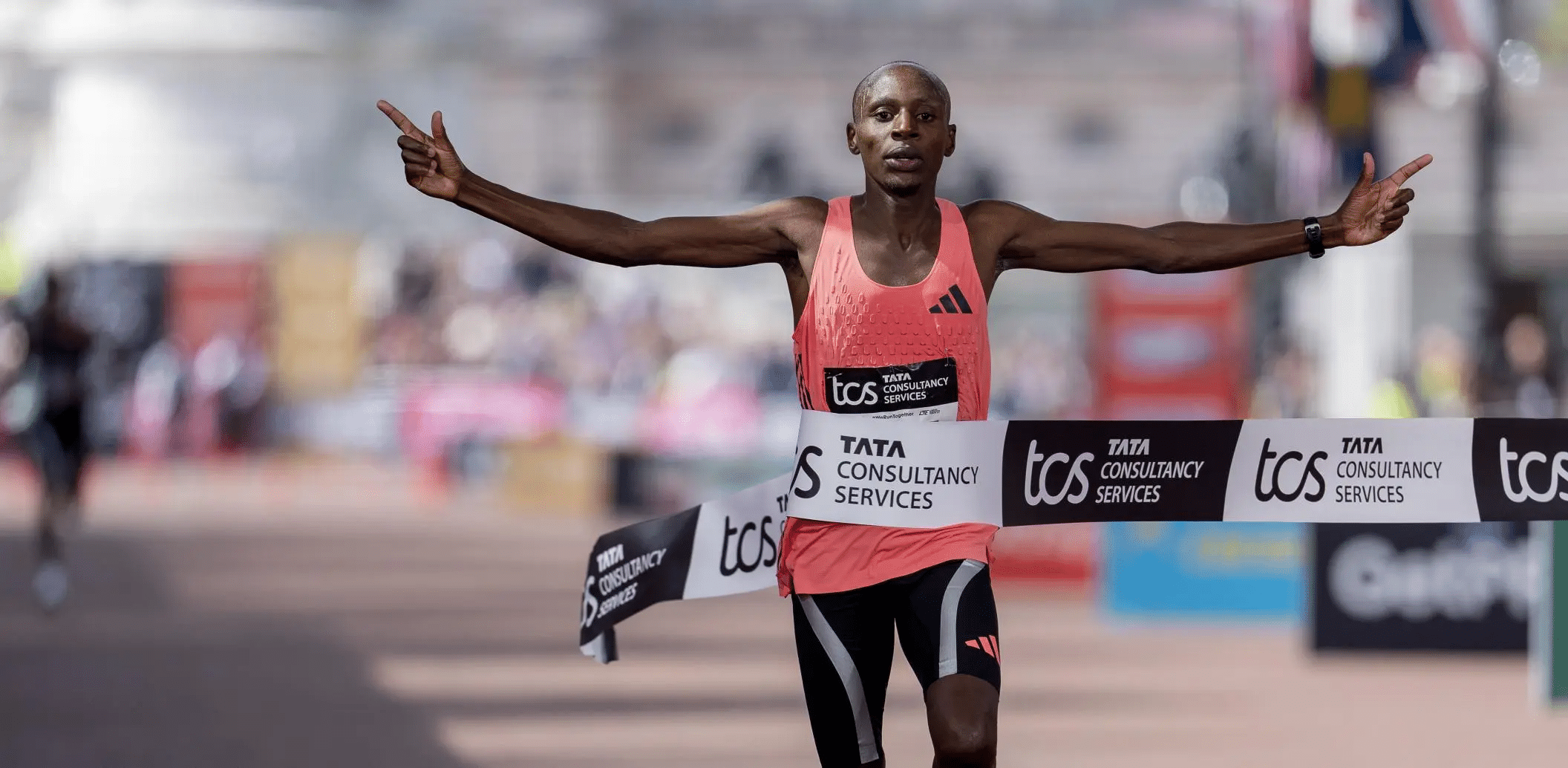Marathon de Londres 2026 : Sabastian Sawe entre dans l’histoire avec un incroyable 1h59’30, premier sub 2 officiel sur marathon. Yomif Kejelcha passe aussi sous les 2 heures et Tigst Assefa signe un nouveau record du monde féminin.