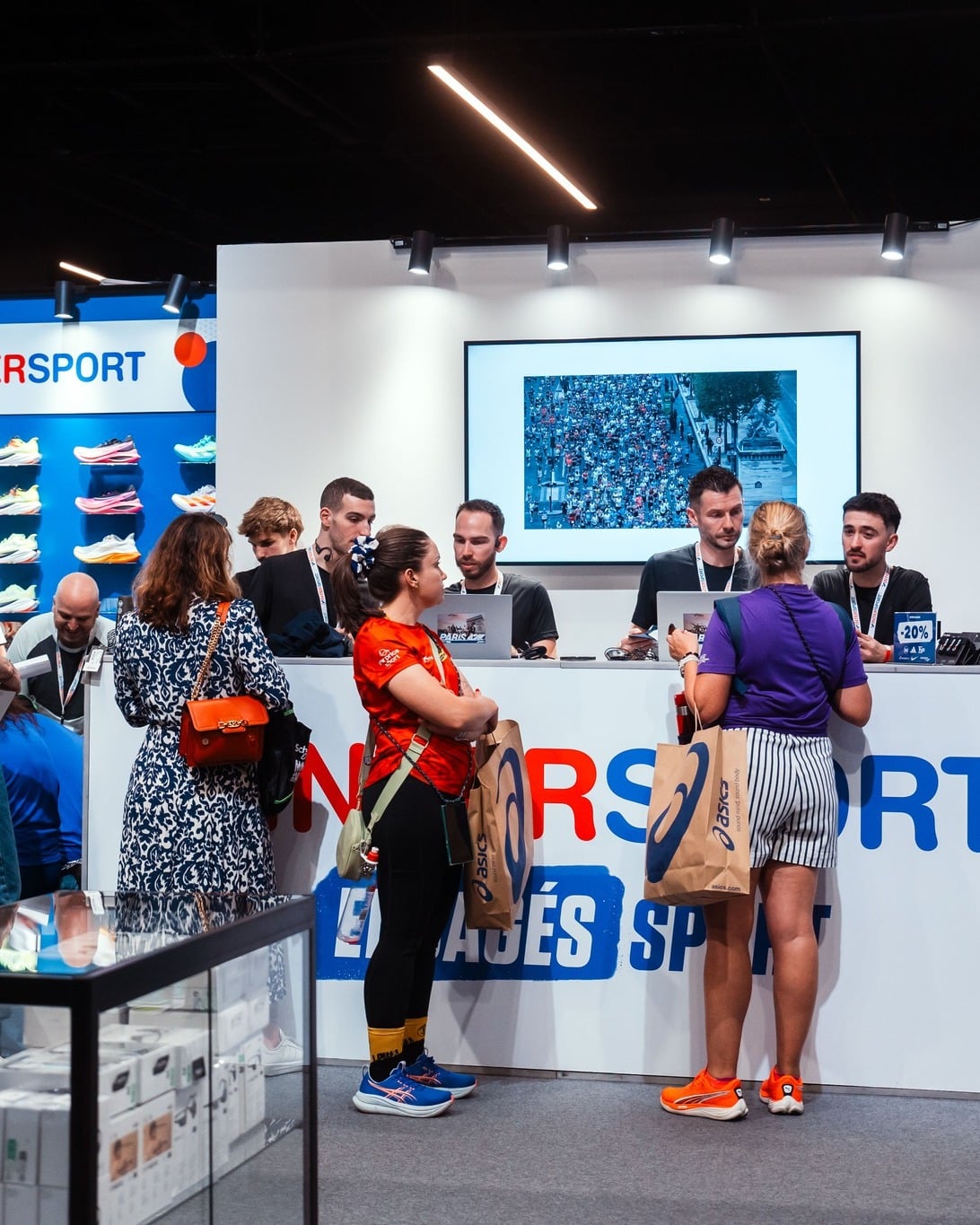 Du 9 au 11 avril, le salon Run Experience a pris ses quartiers à la Porte de Versailles, juste avant le mythique Marathon de Paris, et a accueilli futurs marathoniens, passionnés de course à pied et curieux de découvrir l’univers du running.