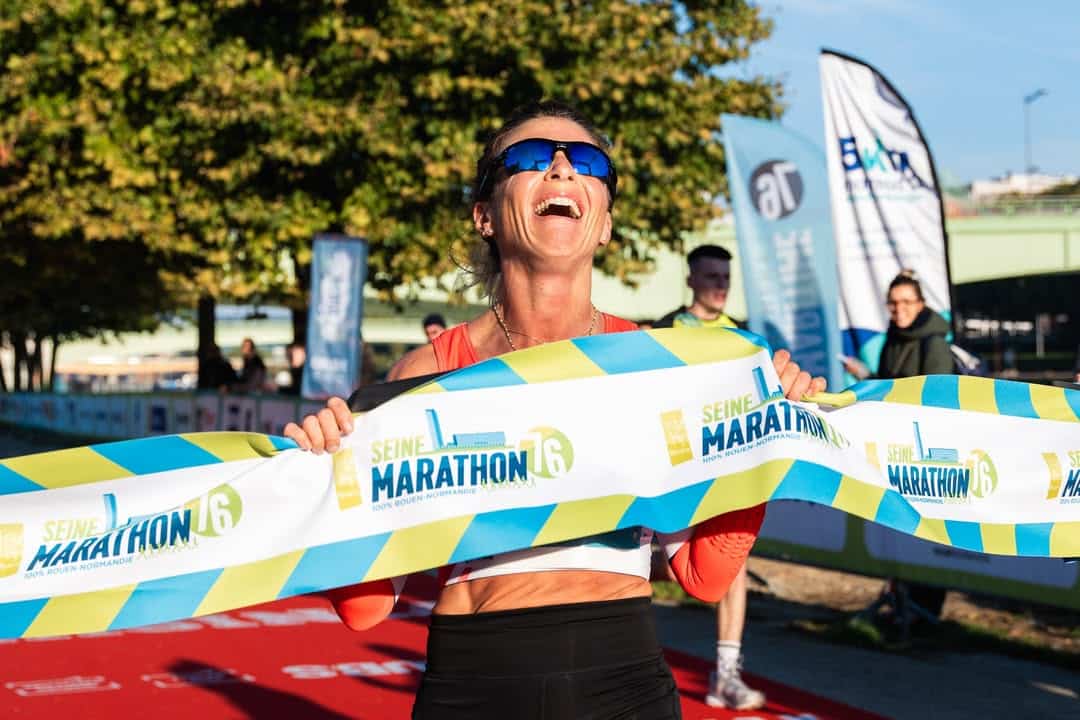 Le 27 et 28 septembre derniers, les rues de Rouen ont vibré au rythme des foulées des 16 982 coureurs réunis pour La Seine Marathon 76. Marathon, semi-marathon, 10 km et 5 km ont fait le bonheur des passionnés pour cette 7e édition réussie. L’objectif de l’organisation, fédérer tous les coureurs au autour de courses festives. Solidarité, respect de l’environnement et des valeurs sportives mais aussi découverte du patrimoine locale sont les maître mots de l’organisation. Sur la distance mythique, Aurélien Declosmesnil et Camille Chagneau ont survolé la course.
