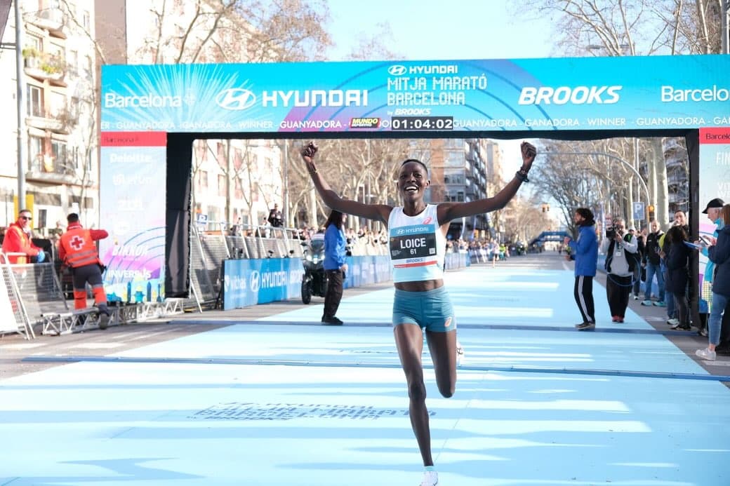 Barcelone n’est plus seulement une belle carte postale méditerranéenne. C’est devenu l’une des courses les plus rapides du calendrier running international. Une véritable autoroute pour les runners en quête de chrono, posée entre mer et palmiers. Depuis 2025 et la fameuse course de Jacob Kiplimo en 56’42, meilleure performance mondiale de l’histoire sur semi-marathon mais non homologuée par World Athletics, le message est clair : ici, on court vite. Très vite. Et cette édition 2026 du Hyundai Mitja Marató de Barcelona by Brooks, a confirmé que la Catalogne est désormais l’un des épicentres mondiaux du semi-marathon. Nouveau record de course chez les femmes signée Loice Chemnung en 1h04’01 et meilleure performance de l’année pour Hagos Gebrhiwet en 58’05. Le Français Emmanuel Roudolff-Levisse a marqué les esprits en signant la 2e meilleure performance française de l'histoire sur la distance en 59'37.