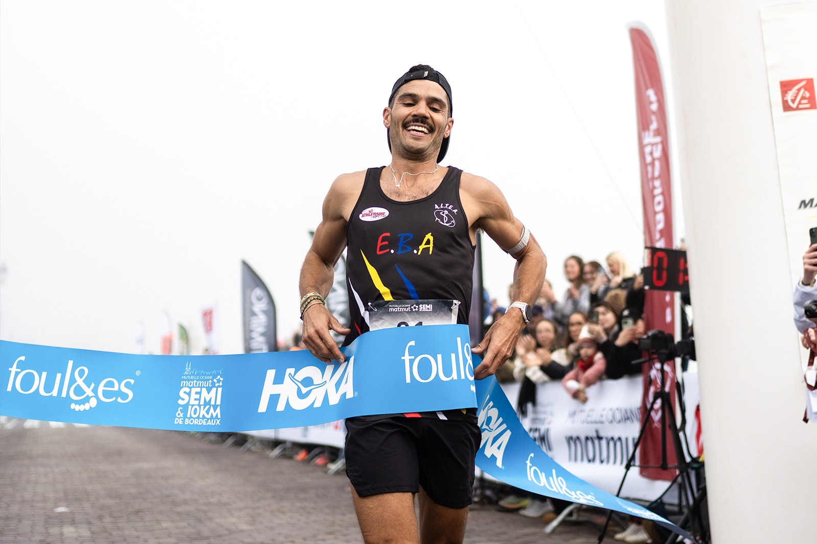 Les routards français Jason Pointeau (1h03’21) et Mélody Julien (1h09’14) se sont brillamment imposés sur le Semi-Marathon de Bordeaux ce dimanche. Sur 10 km, Hugo Hay (27’43) et Javote Gueret (32’04) se sont illustrés en battant le record de l’épreuve. Entre nouveaux parcours, superbes performances et affluence record, la cité girondine a confirmé son statut dans le monde de la course à pied. Les 24 000 coureurs présents ne diront pas le contraire.