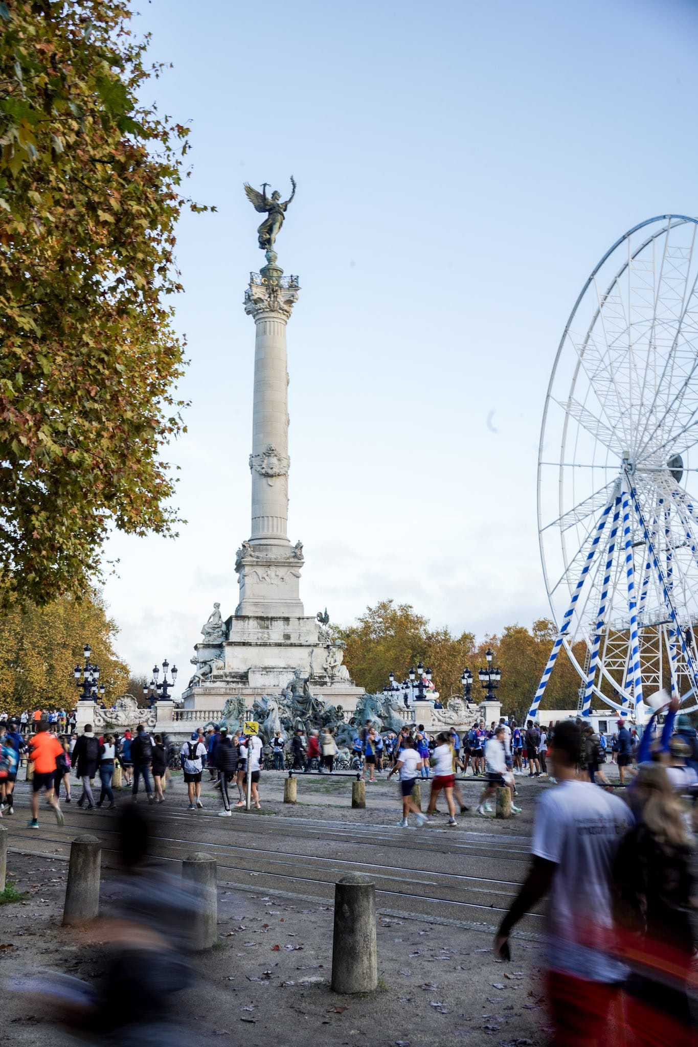 Cette édition 2025 du Semi-Marathon et du 10 km de Bordeaux s’annonçait pleine de surprises et de succès. Et les attentes ont été comblées. Entre nouveaux parcours, superbes performances et affluence record, la cité girondine a confirmé son statut dans le monde de la course à pied. Les 24 000 coureurs présents ne diront pas le contraire.