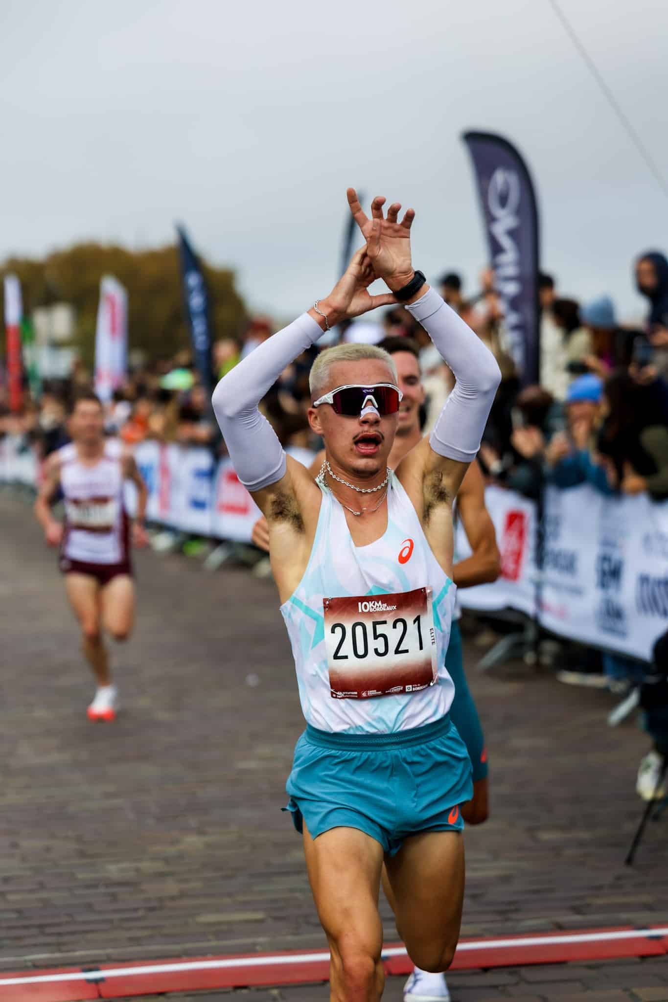 Cette édition 2025 du Semi-Marathon et du 10 km de Bordeaux s’annonçait pleine de surprises et de succès. Et les attentes ont été comblées. Entre nouveaux parcours, superbes performances et affluence record, la cité girondine a confirmé son statut dans le monde de la course à pied. Les 24 000 coureurs présents ne diront pas le contraire.