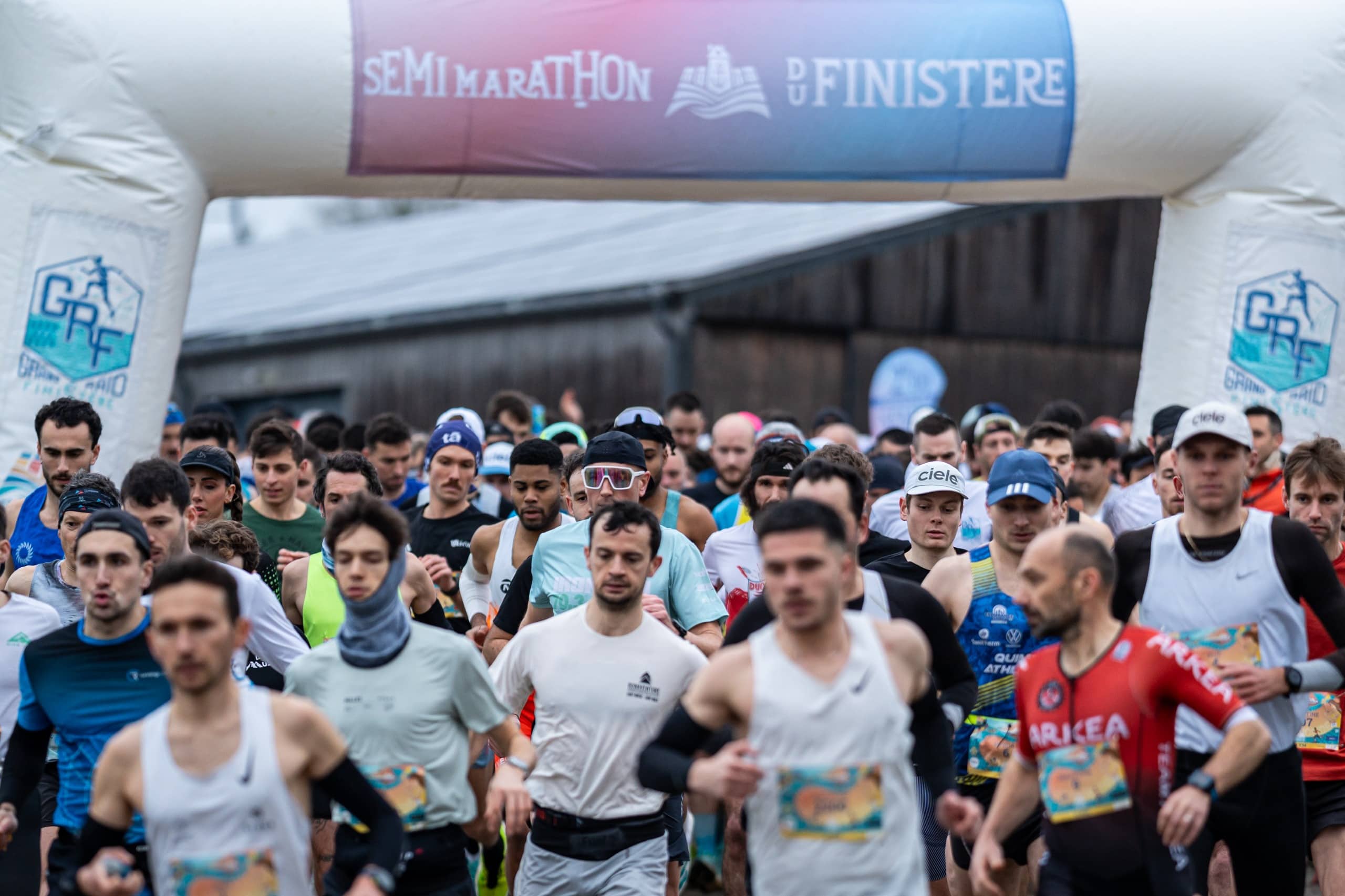 Jean Péron et Mathilde Gay remportent la première édition du Semi-Marathon du Finistère. Vent, pluie et densité sur les 21,1 km et le 10 km.