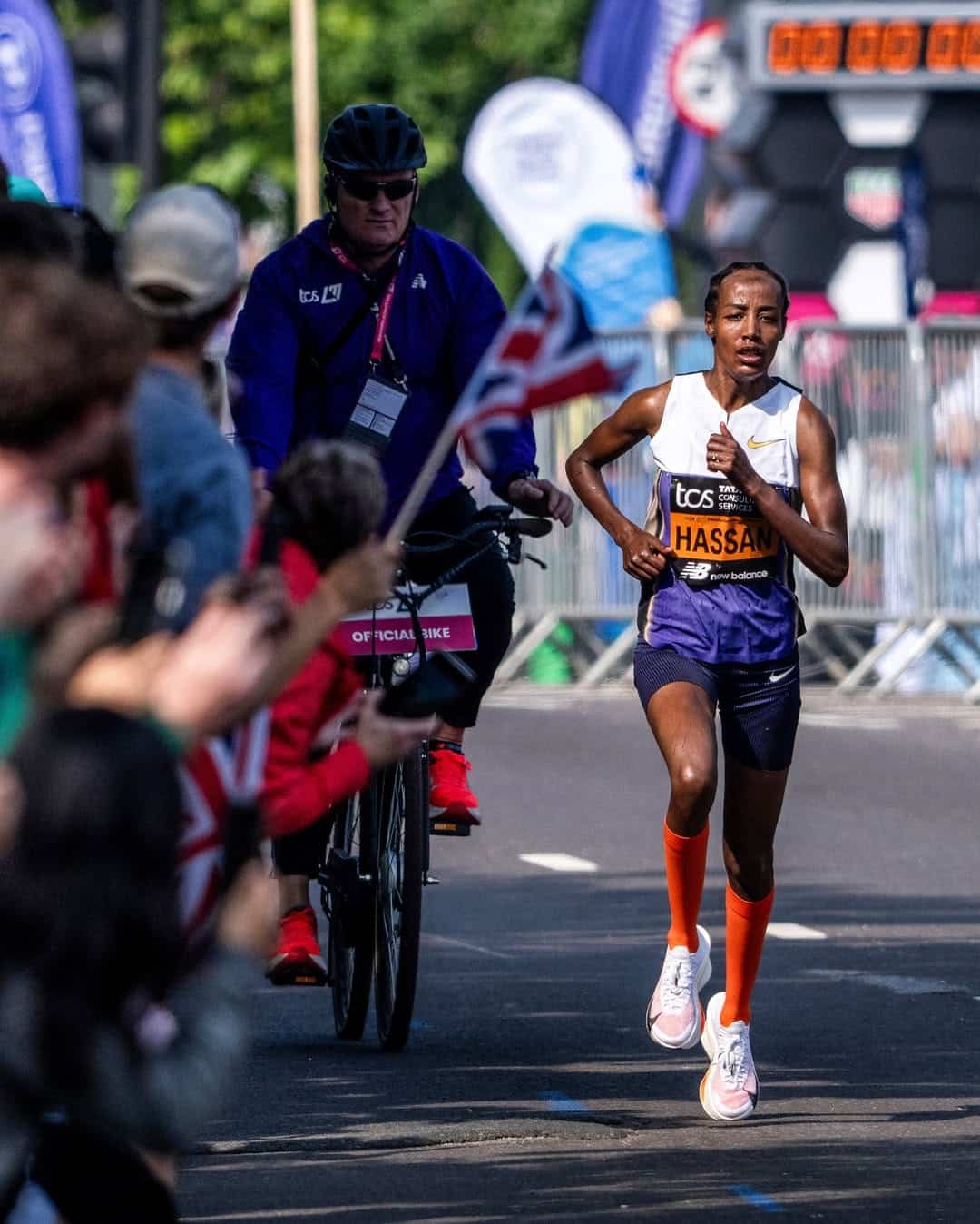 Le Marathon de Sydney se déroulera le 31 août et cette édition 2025 s’annonce historique. Après avoir récemment intégré le circuit très fermé des Abbott World Marathon Majors, Sydney s’apprête à accueillir un plateau élite de légende. Pour sa grande première en tant que Major, le plus grand marathon d’Océanie voit les choses en grand : la Néerlandaise Sifan Hassan, championne olympique du marathon, et le Kenyan Eliud Kipchoge, légende vivante de la discipline, seront présents sur ce parcours mythique. Le show va être grand dans les rues de Sydney !