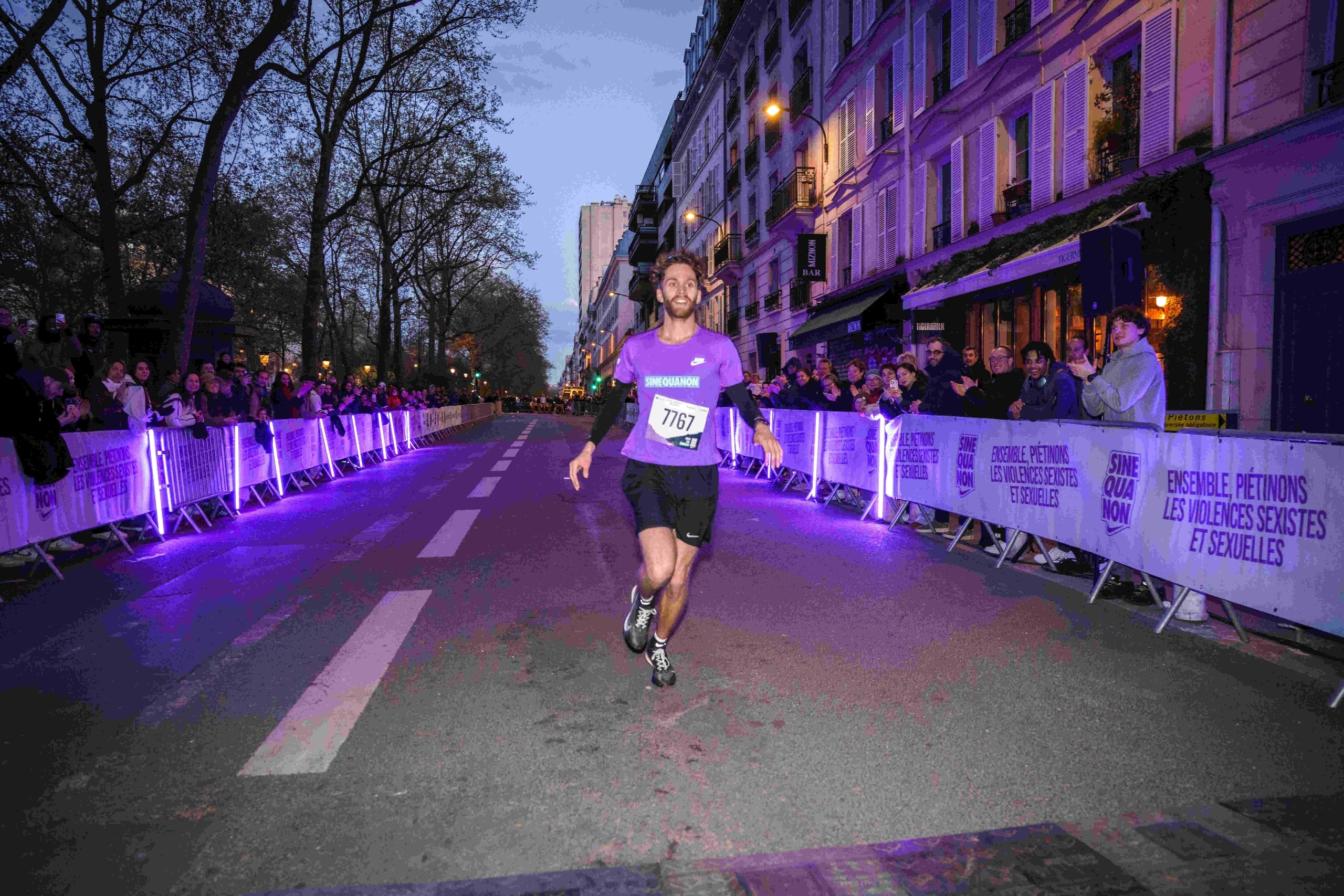 Ce samedi 28 mars, 10 000 silhouettes violettes ont déferlé dans les rues du 10e arrondissement de Paris. L’association Sine Qua Non célébrait la 8e édition de cette course symbolique, visant à « piétiner les violences sexistes et sexuelles ». Une soirée forte en émotions, où femmes et hommes se sont rassemblés pour une cause commune : l’égalité.
