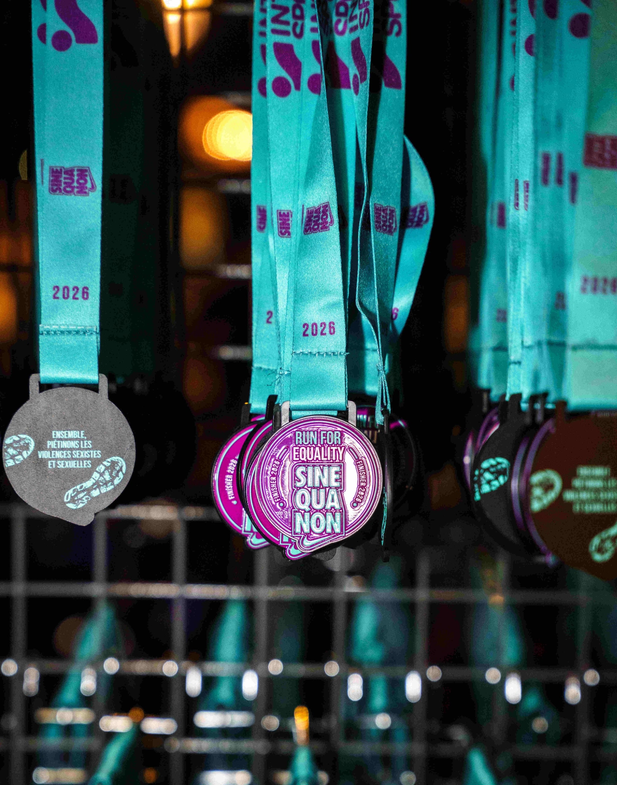 Ce samedi 28 mars, 10 000 silhouettes violettes ont déferlé dans les rues du 10e arrondissement de Paris. L’association Sine Qua Non célébrait la 8e édition de cette course symbolique, visant à « piétiner les violences sexistes et sexuelles ». Une soirée forte en émotions, où femmes et hommes se sont rassemblés pour une cause commune : l’égalité.