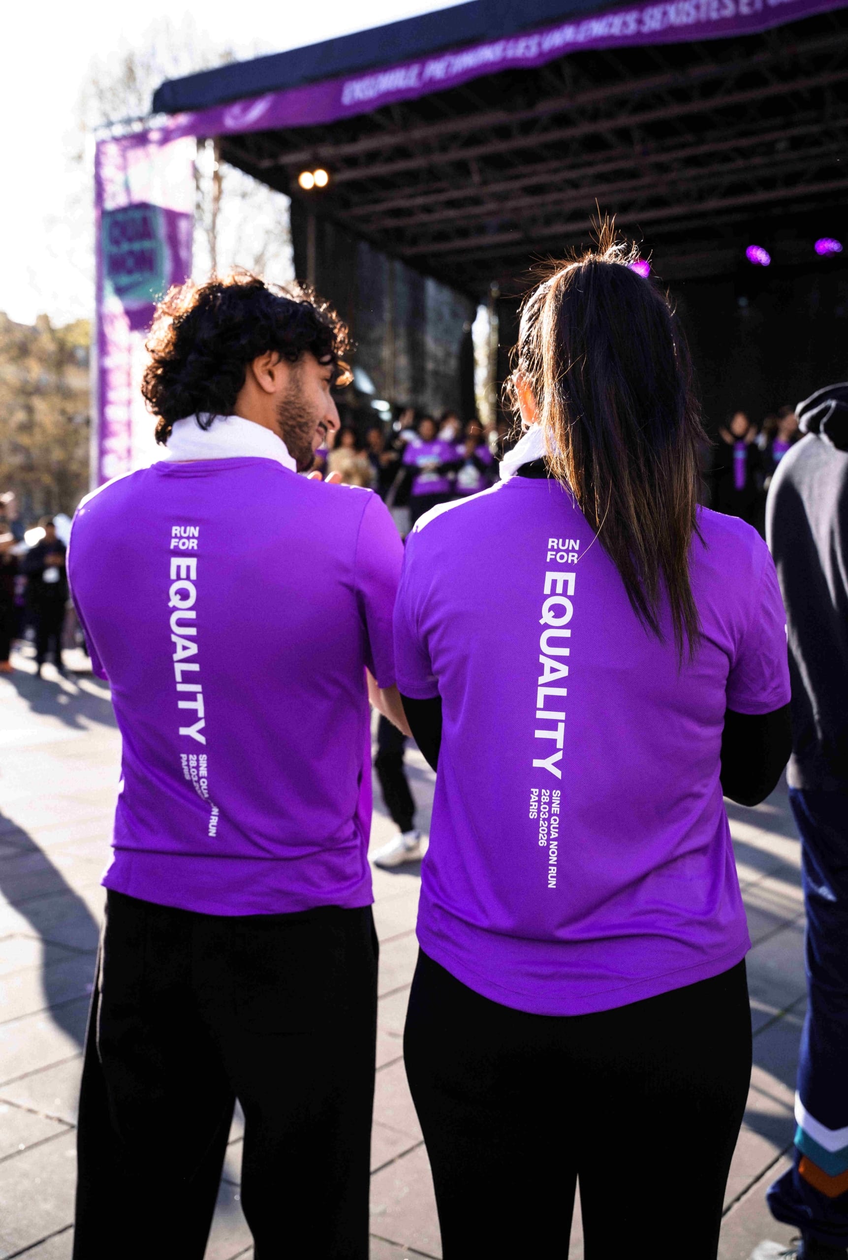 Ce samedi 28 mars, 10 000 silhouettes violettes ont déferlé dans les rues du 10e arrondissement de Paris. L’association Sine Qua Non célébrait la 8e édition de cette course symbolique, visant à « piétiner les violences sexistes et sexuelles ». Une soirée forte en émotions, où femmes et hommes se sont rassemblés pour une cause commune : l’égalité.