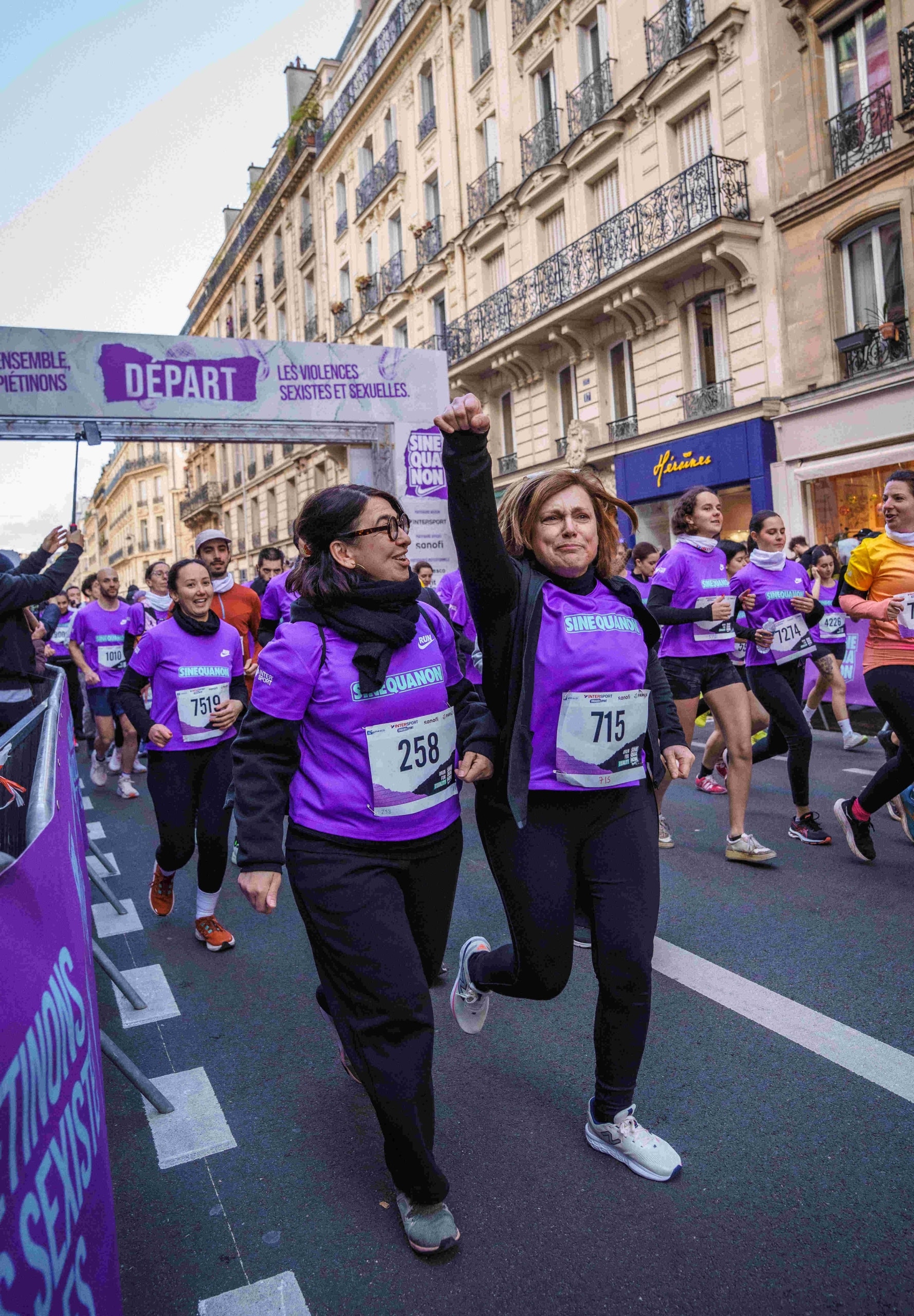 Ce samedi 28 mars, 10 000 silhouettes violettes ont déferlé dans les rues du 10e arrondissement de Paris. L’association Sine Qua Non célébrait la 8e édition de cette course symbolique, visant à « piétiner les violences sexistes et sexuelles ». Une soirée forte en émotions, où femmes et hommes se sont rassemblés pour une cause commune : l’égalité.