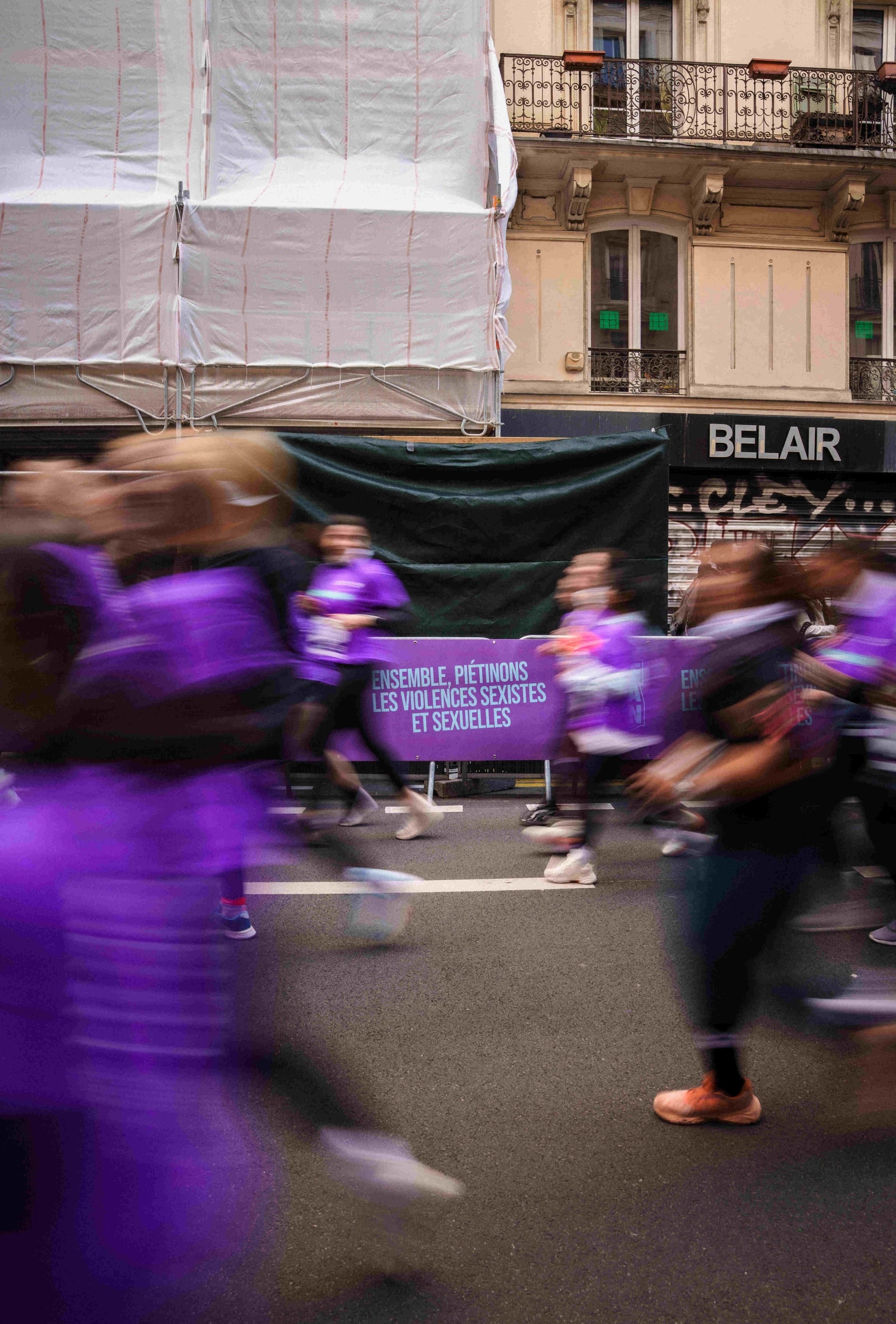 Ce samedi 28 mars, 10 000 silhouettes violettes ont déferlé dans les rues du 10e arrondissement de Paris. L’association Sine Qua Non célébrait la 8e édition de cette course symbolique, visant à « piétiner les violences sexistes et sexuelles ». Une soirée forte en émotions, où femmes et hommes se sont rassemblés pour une cause commune : l’égalité.