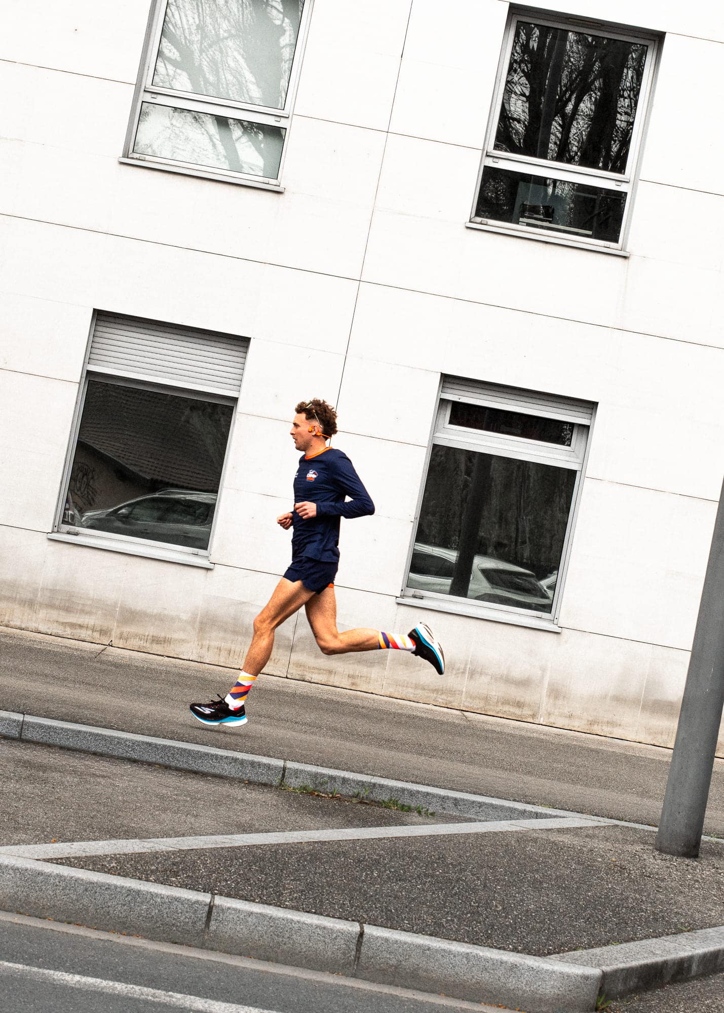 Skechers Aero Razor : une chaussure de running dynamique avec plaque nylon et mousse ATPU, idéale pour les entraînements rapides.
